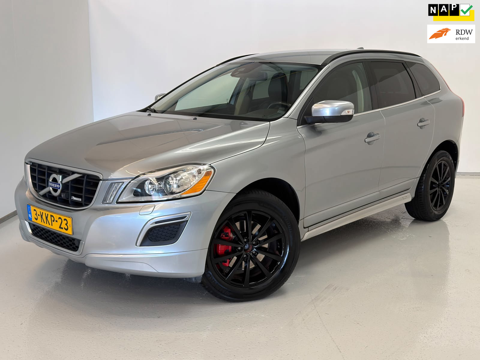 Volvo Xc60 2.4 D5 AWD R-Design / NL-auto / Trekhaak 2013 - voorkant
