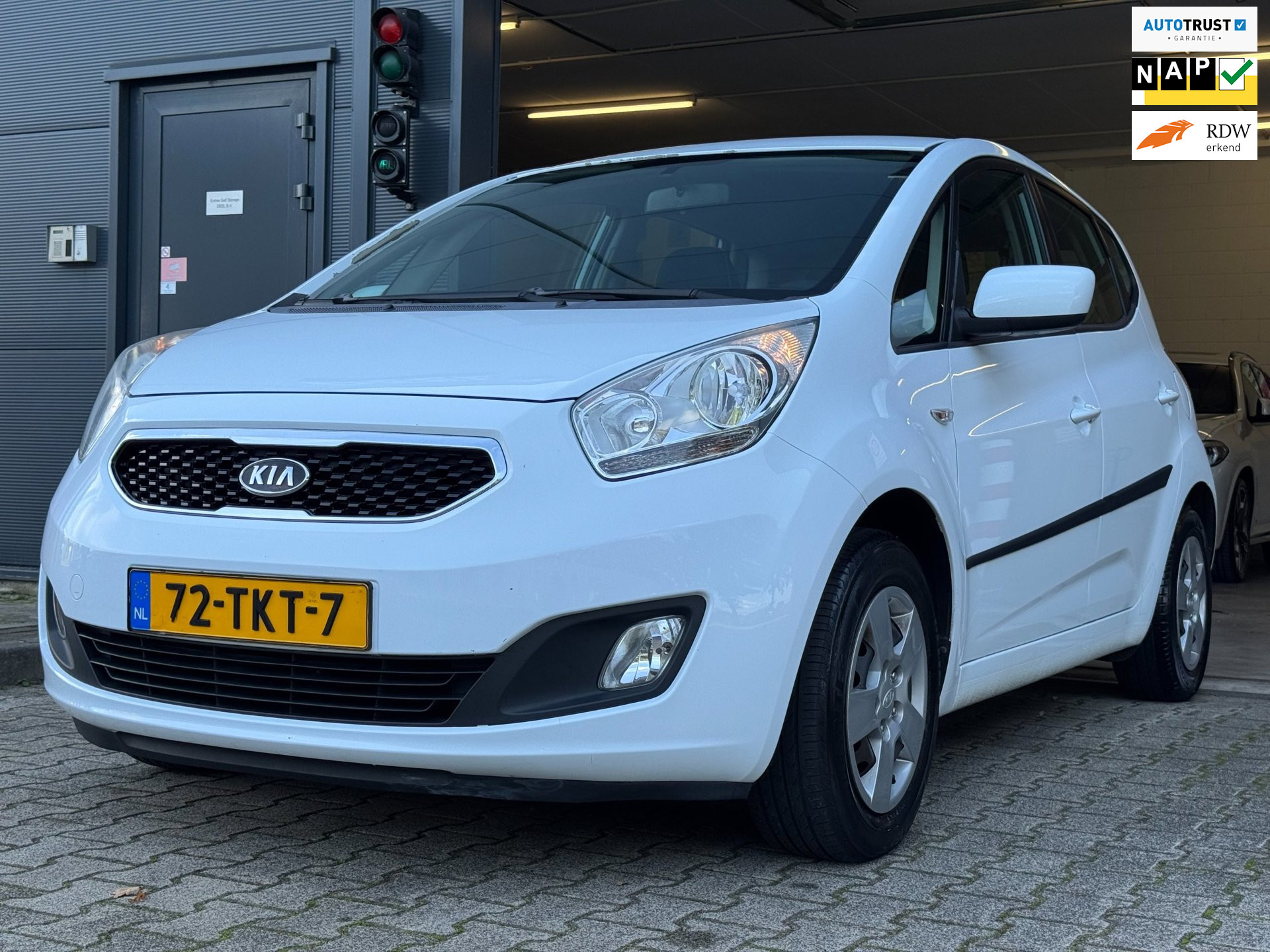 Kia Venga 1.4 CVVT X-tra / NAP !! / TREKHAAK / CAMERA / CRUISE / BLUETOOTH / ISOFIX / ARMSTEUN / NAVI / AUX ! 2012 - voorkant