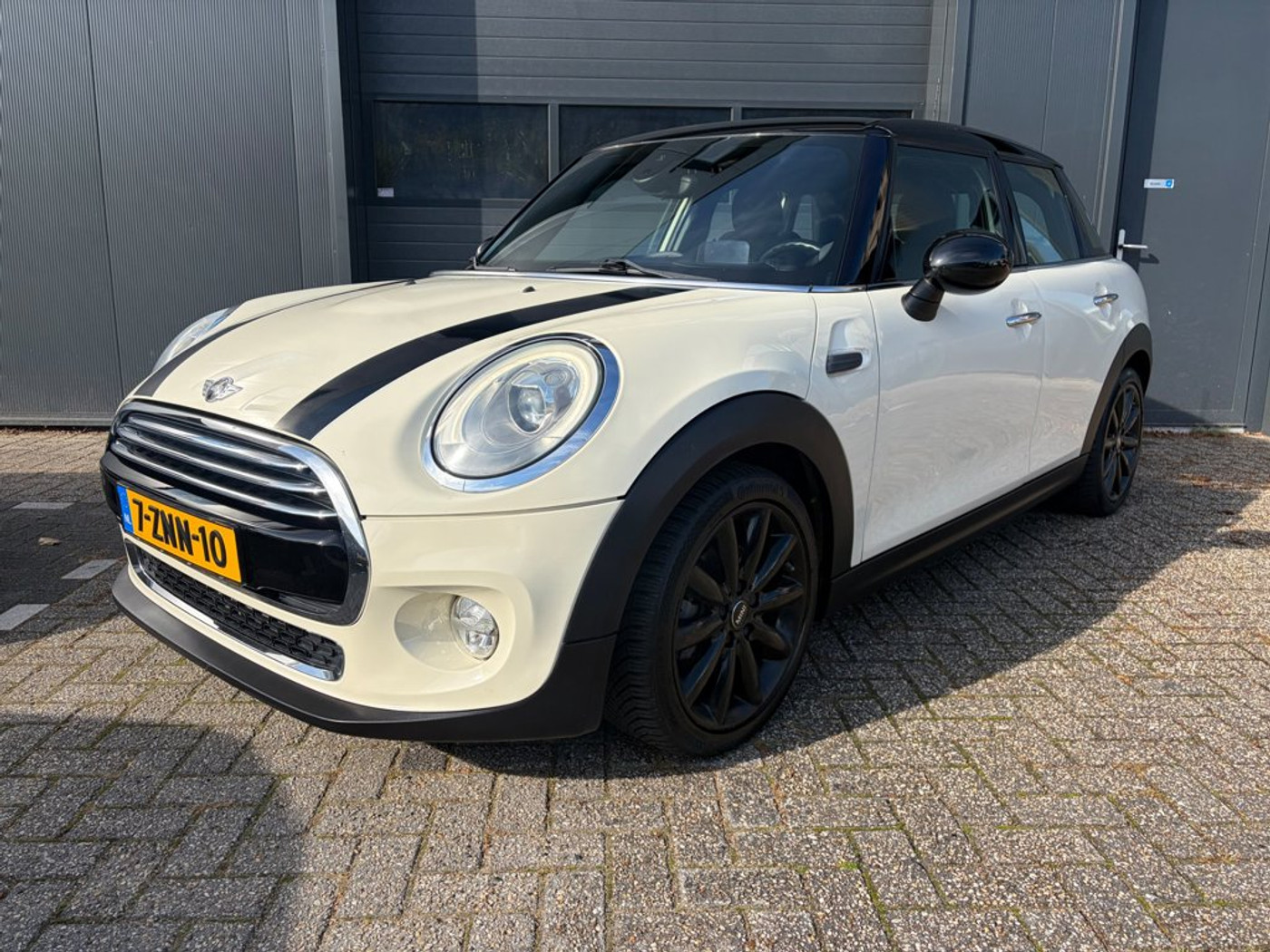 Mini Cooper 1.5 Cooper Chili, Navi, HUD, Clima, ACC, PDC, HK 2015 - voorkant