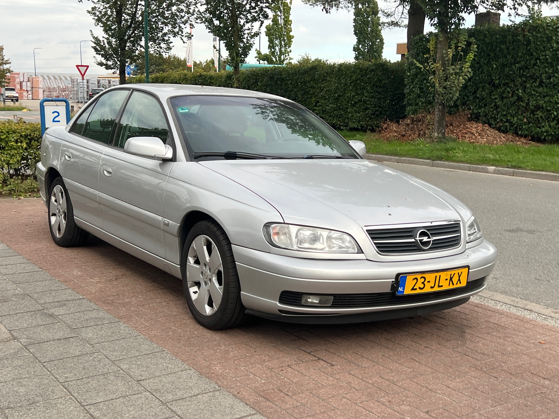 Opel Omega 2.2i-16V Business Edition 2002 - voorkant