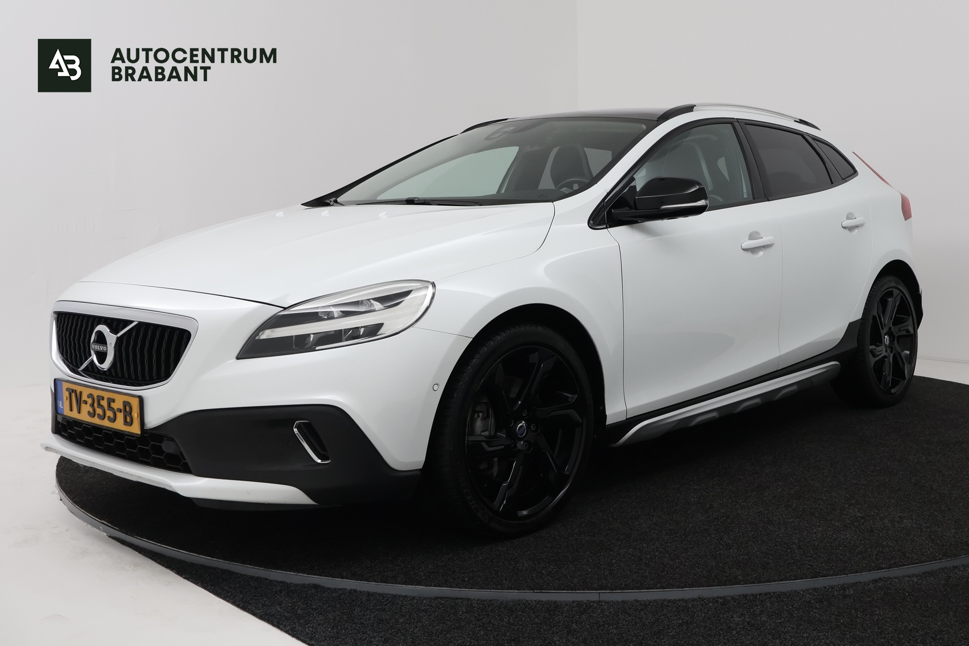 Volvo V40 Cross Country 1.5 T3 Dynamic Edition (PANORAMADAK, STOELVERWARMING, CAMERA, NAVIGATIE, PARKEERSENSOREN) 2018 - voorkant