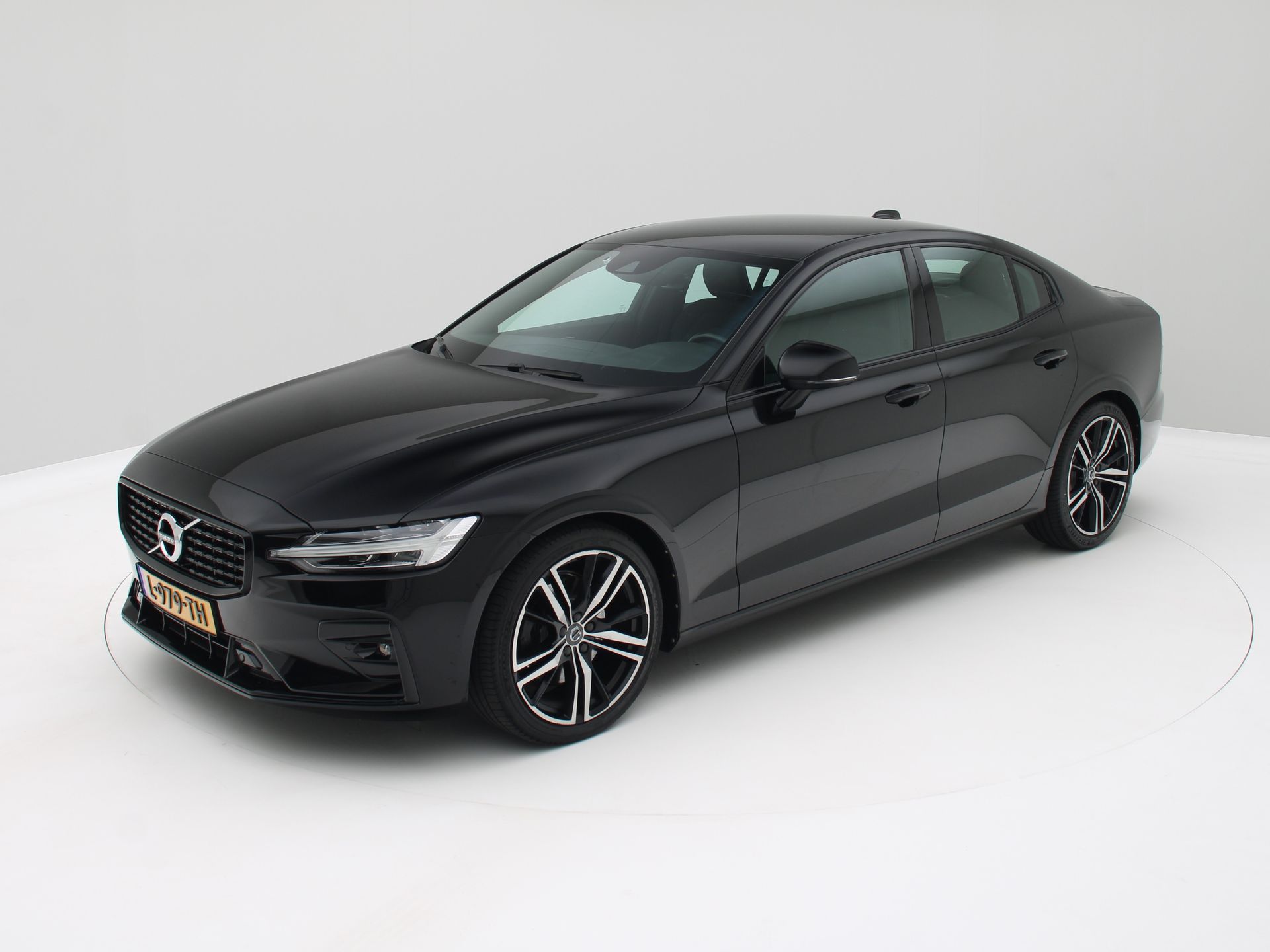 Volvo S60 2.0 B3 R-Design Navi 163pk 2021 - voorkant