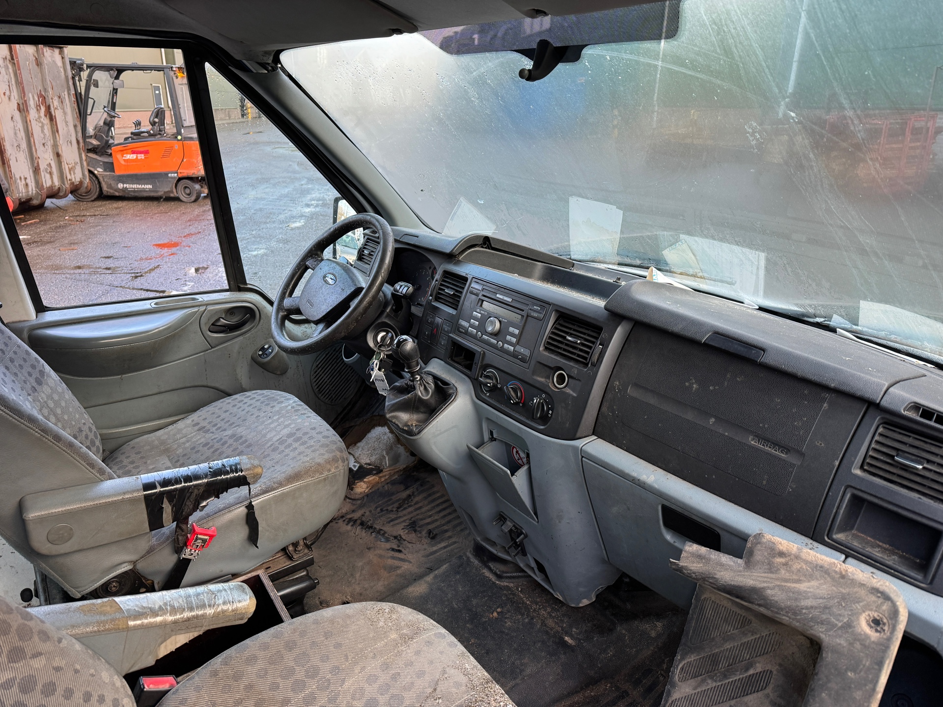 Foto van Ford Transit 330m DC RD 115dpf 3,73