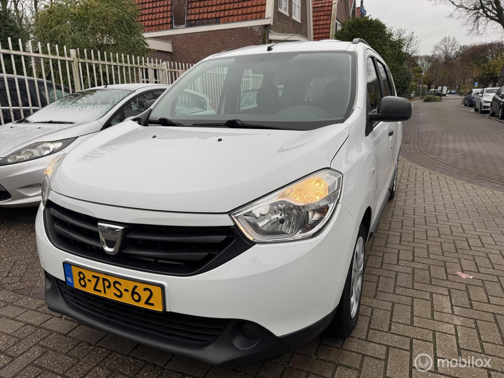 Dacia Lodgy 1.2 TCe Blackline 5p. 2015 - voorkant