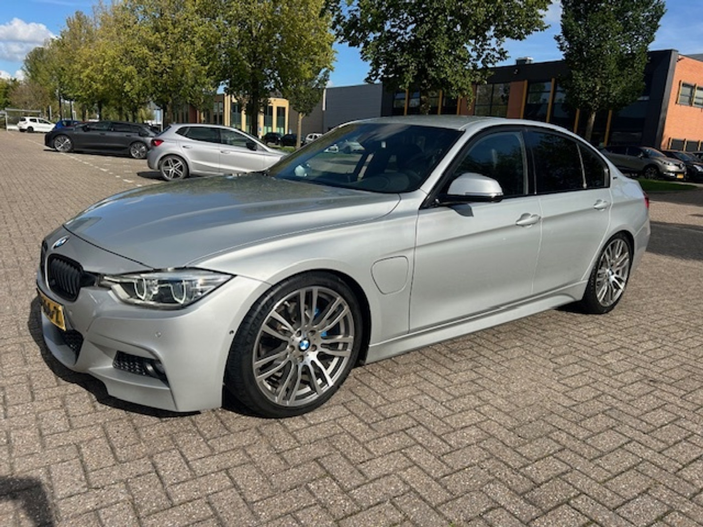 BMW 330e 330e M-Sport LEER STOELVW HUD NAP 2016 - voorkant