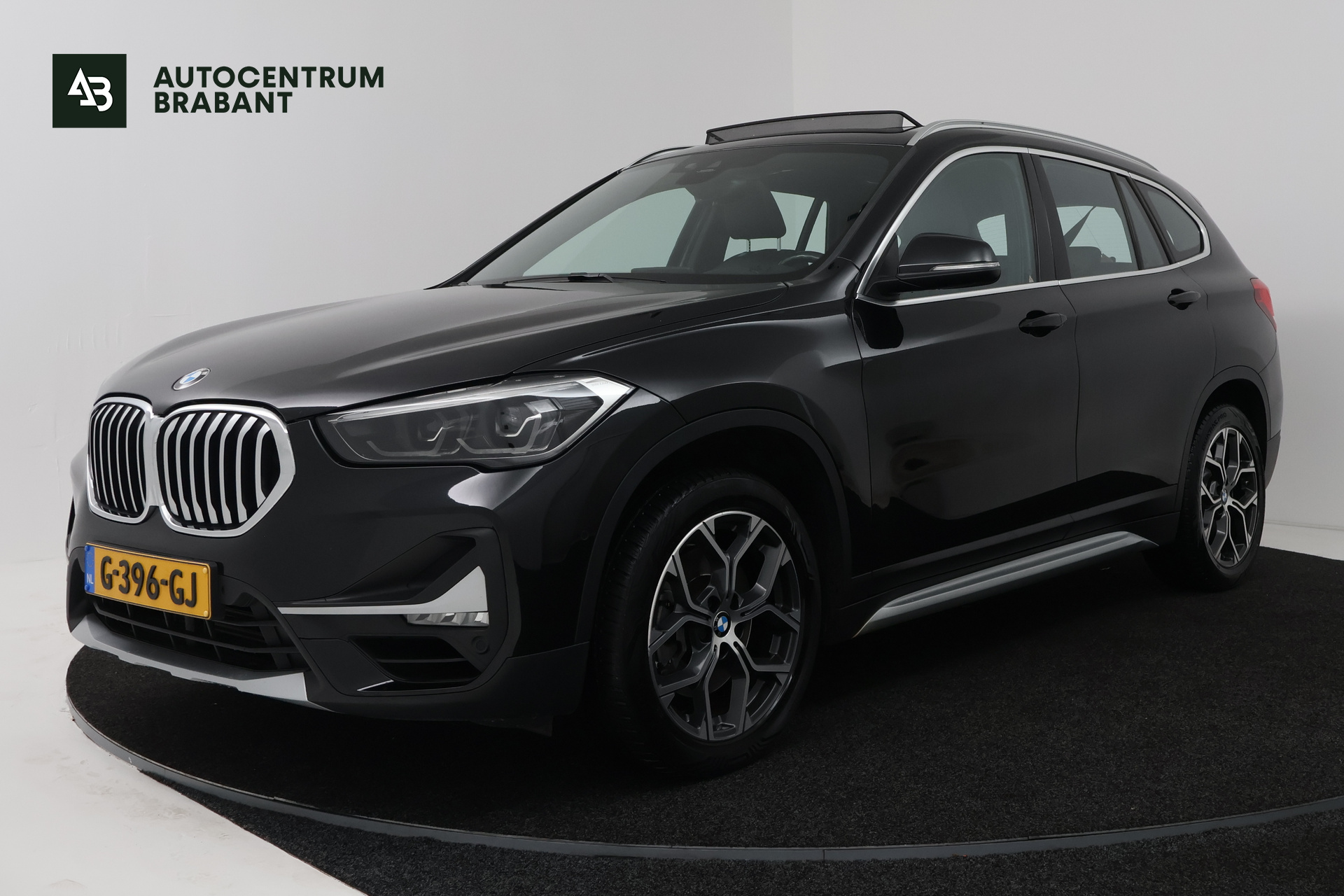 BMW X1 Sdrive20i sDrive20i VDL Nedcar Edition (PANORAMADAK, CAMERA, STOELVERWARMING, PARKEERSENSOREN) 2019 - voorkant