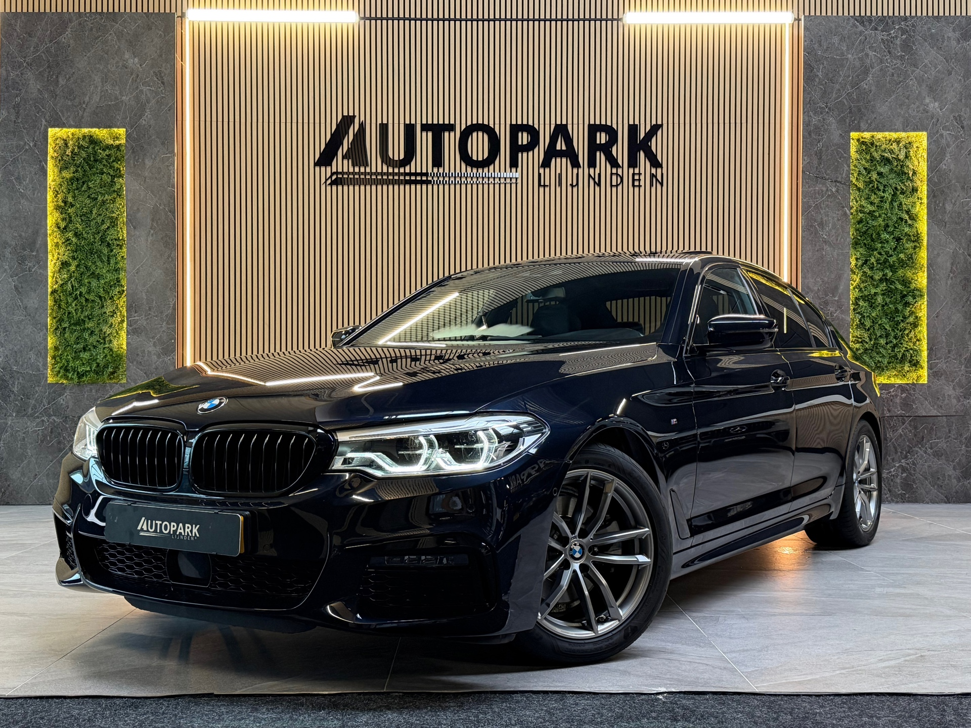 BMW 520i 520i M-Sport|SERVICE-INCLUSIVE|PANO|MEMORY|NAP|SFEERVERLICHTING|STOELVENTILATIE|DISPLAY-KEY| 2020 - voorkant