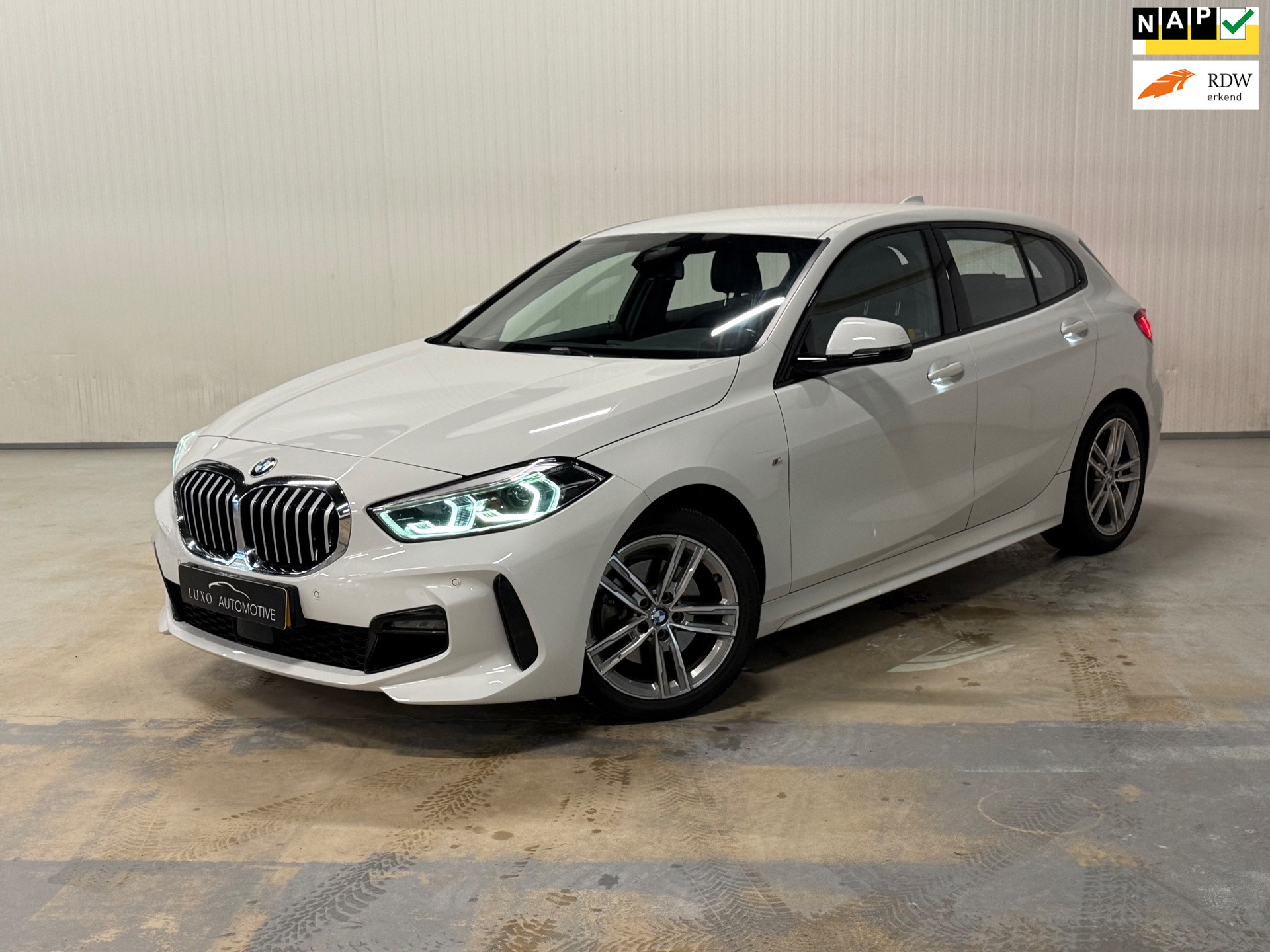 BMW 118i 118i Executive Edition | NAP | M-SPORT | SHADOW LINE | VIRTUAL DASH 2021 - voorkant