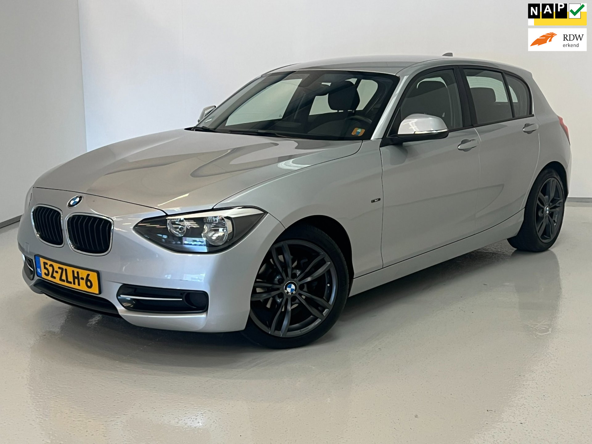 BMW 1er Reihe 116i Sport / NL-auto / Navi / Bluetooth / Airco 2012 - voorkant