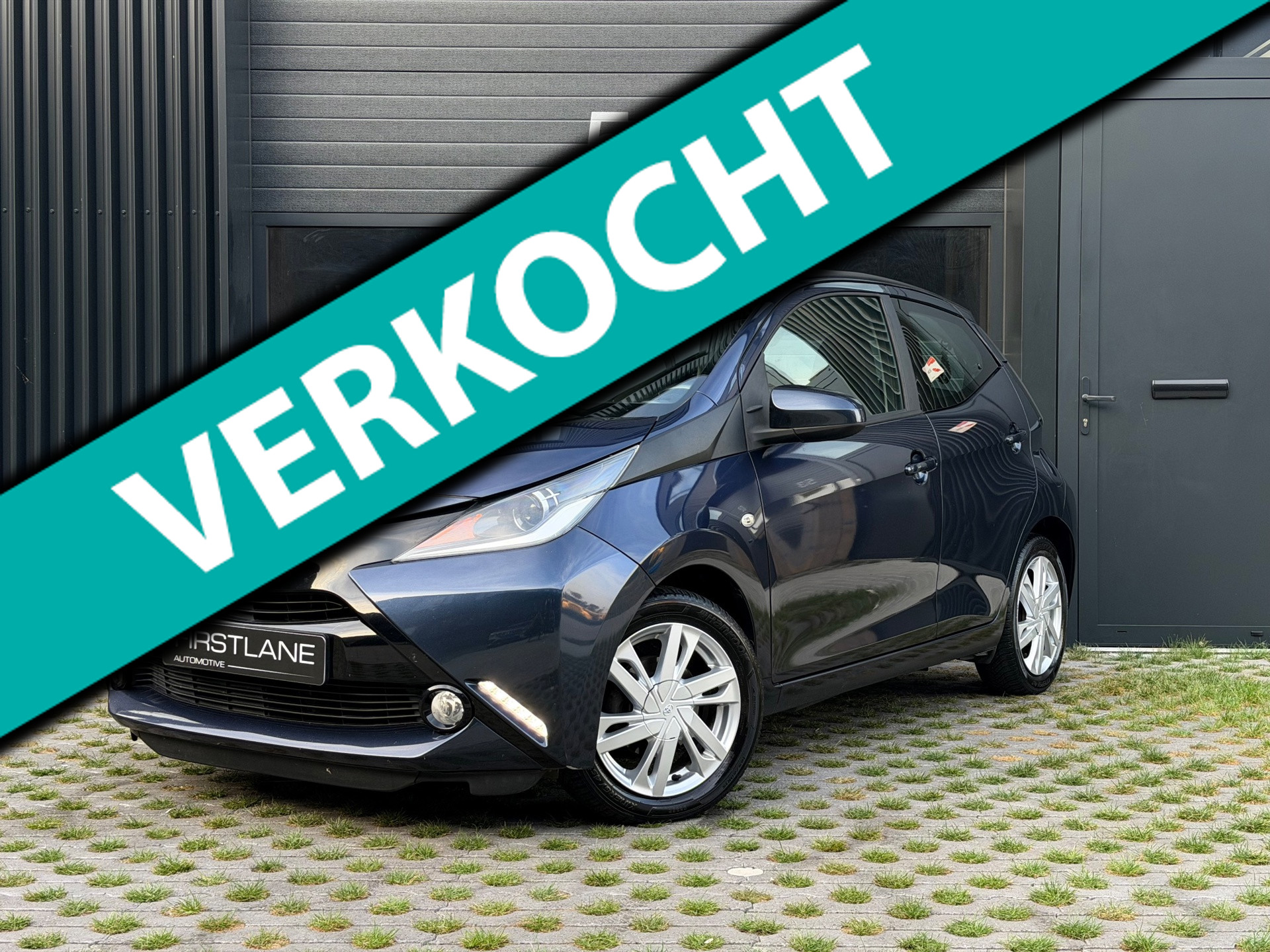 Toyota Toyota Aygo 1.0 VVT-i x-play | Achteruitrijcam | Bleutooth 2016 - voorkant