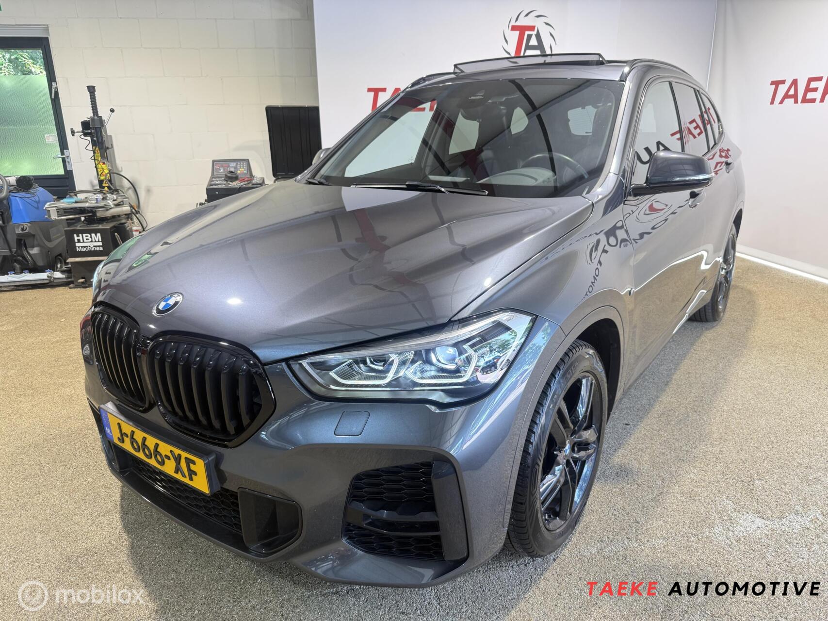 BMW X1 Sdrive18i sDrive18i High Executive AUT/PANO/CRUIS/CLIMA/NAVI 2020 - voorkant