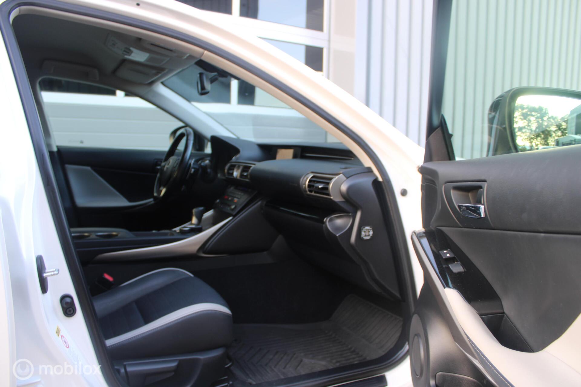 Foto van Lexus Lexus Is300h