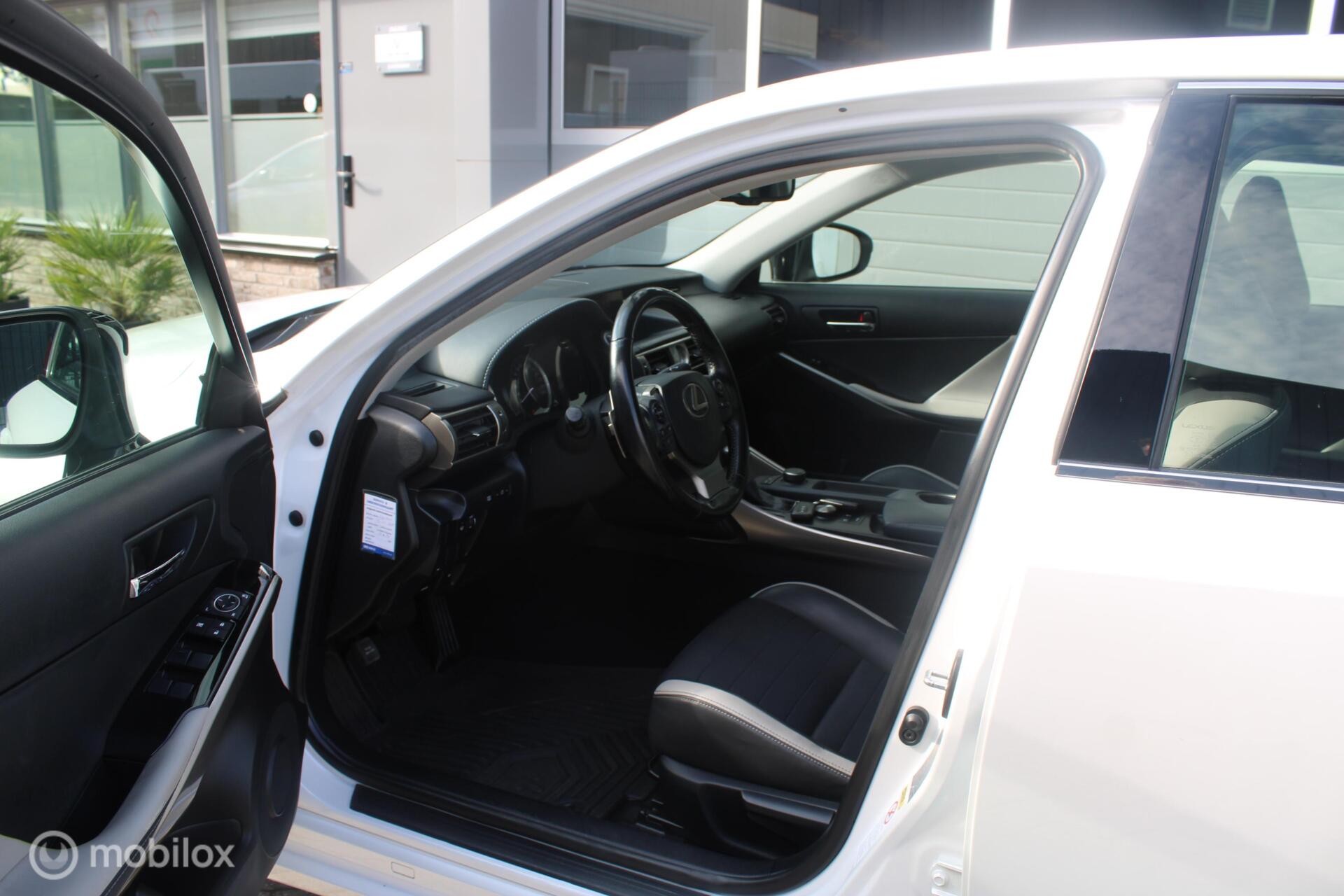 Foto van Lexus Lexus Is300h