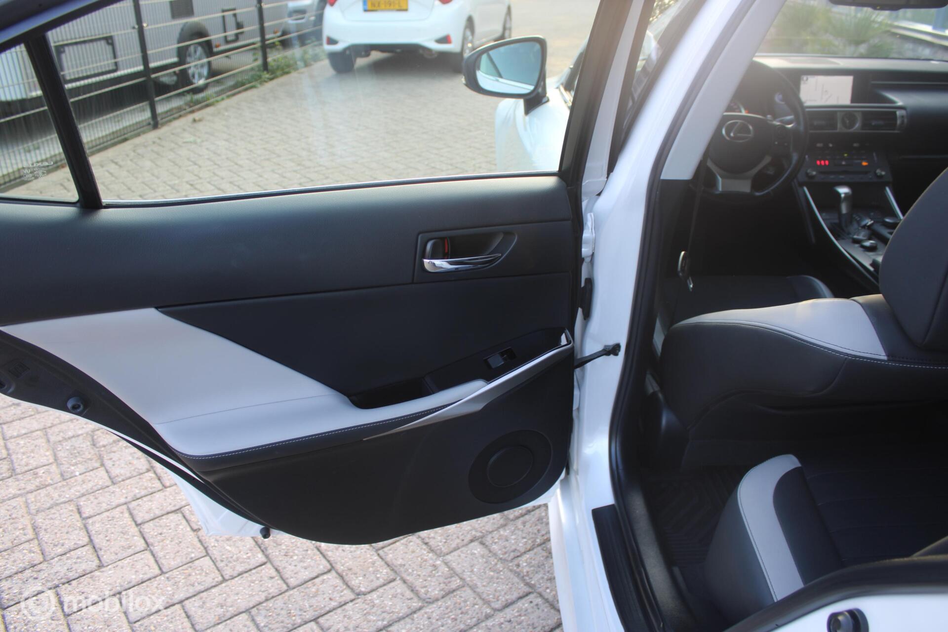 Foto van Lexus Lexus Is300h