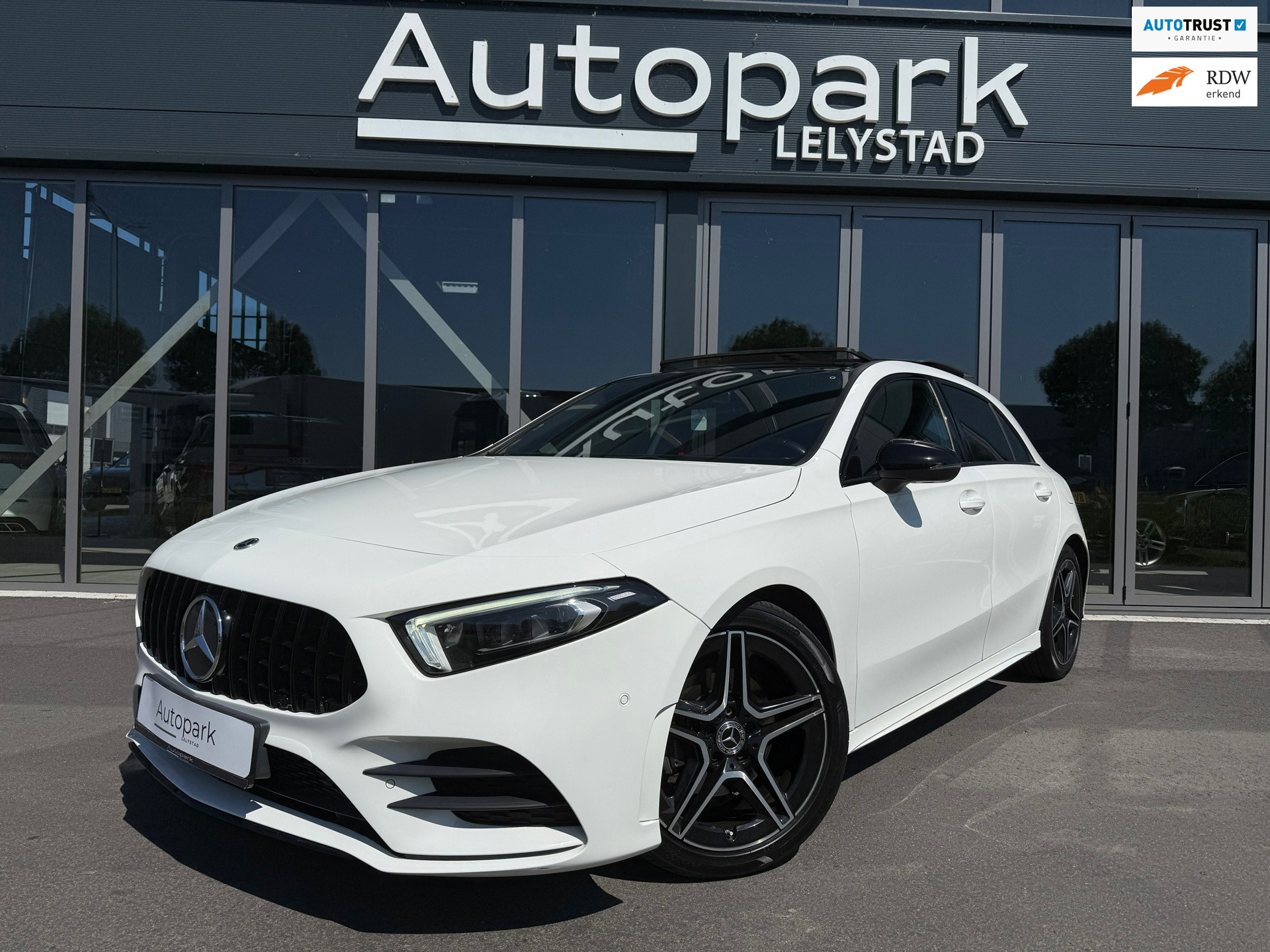 Mercedes-Benz A-klasse 180 d Premium PANO 2019 - voorkant