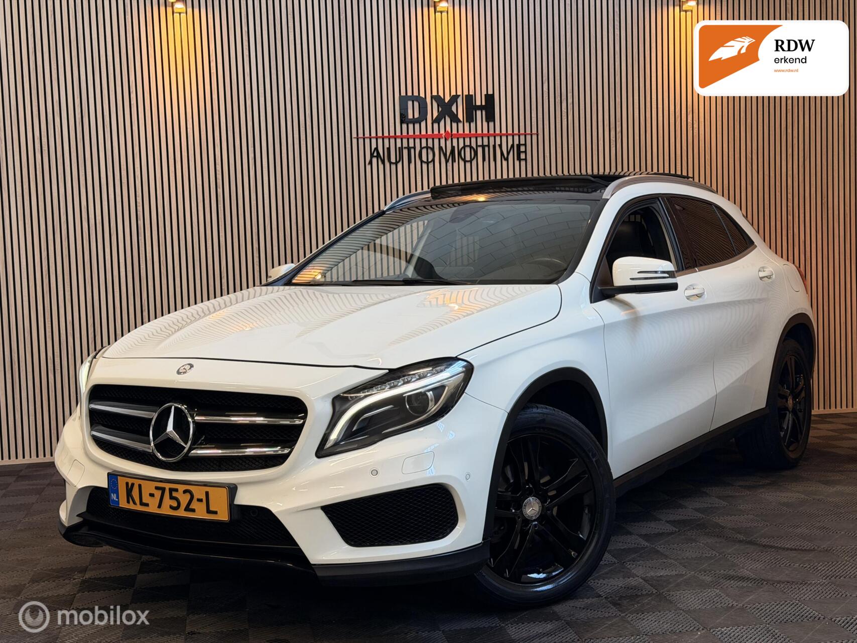 Mercedes-Benz Gla 180 180 AMG PANO CARPLAY STOELVW Gr.SCHERM! 2015 - voorkant