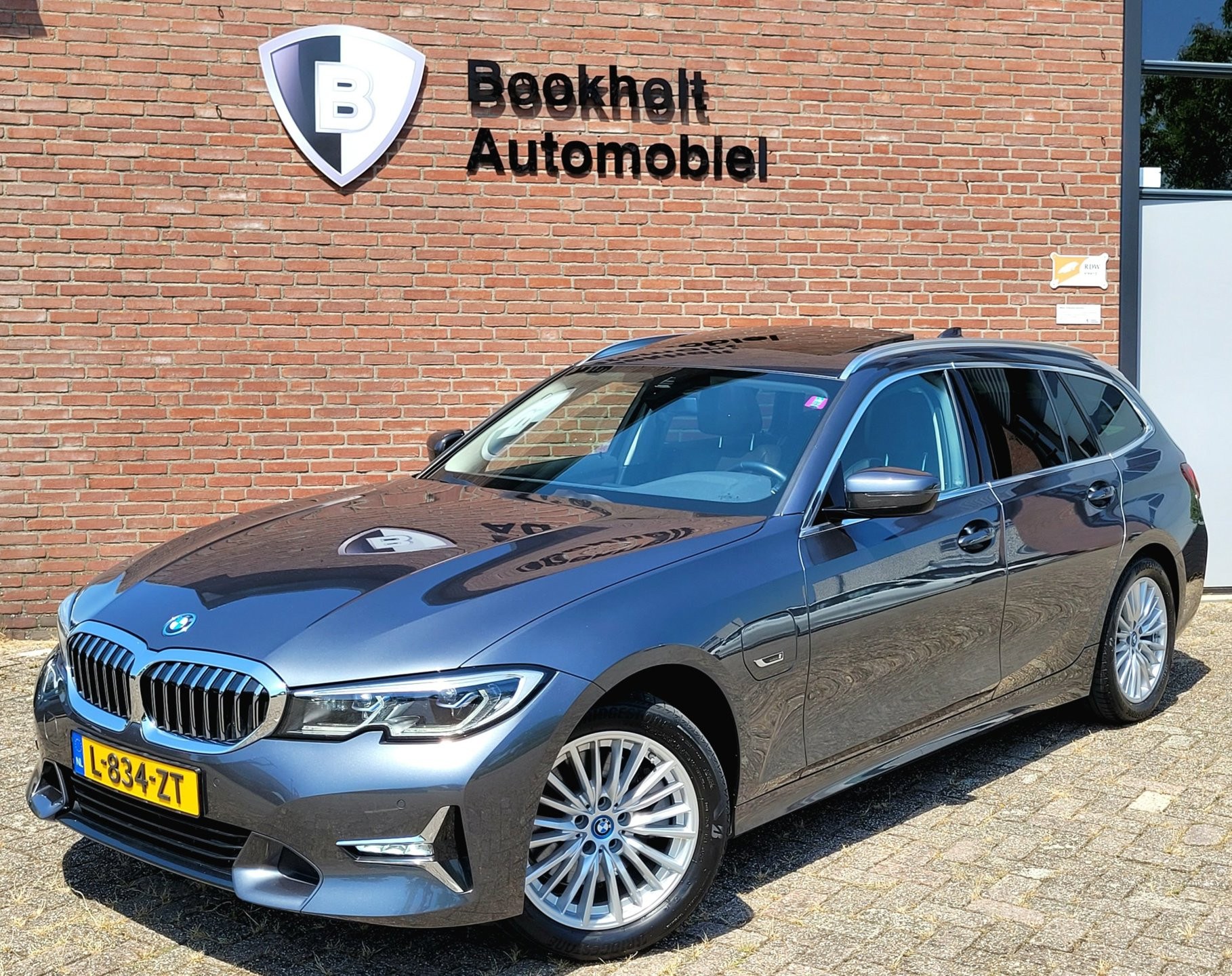 BMW 320e 320e Luxury - Pano, Trekhaak, Laser (NL NAP BTW) 2021 - voorkant