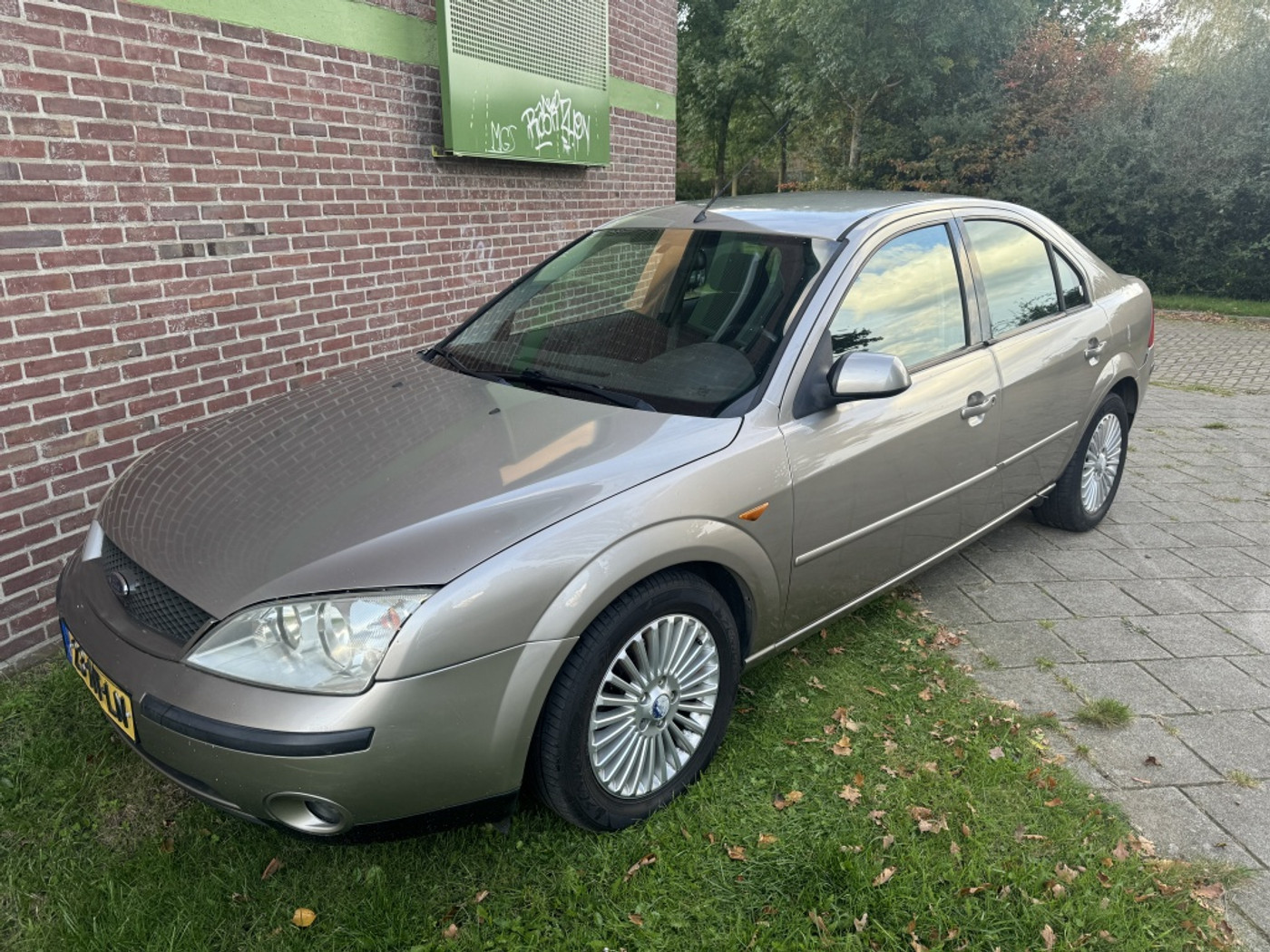 Ford Mondeo 2.0-16V Ghia Automaat 2001 - voorkant