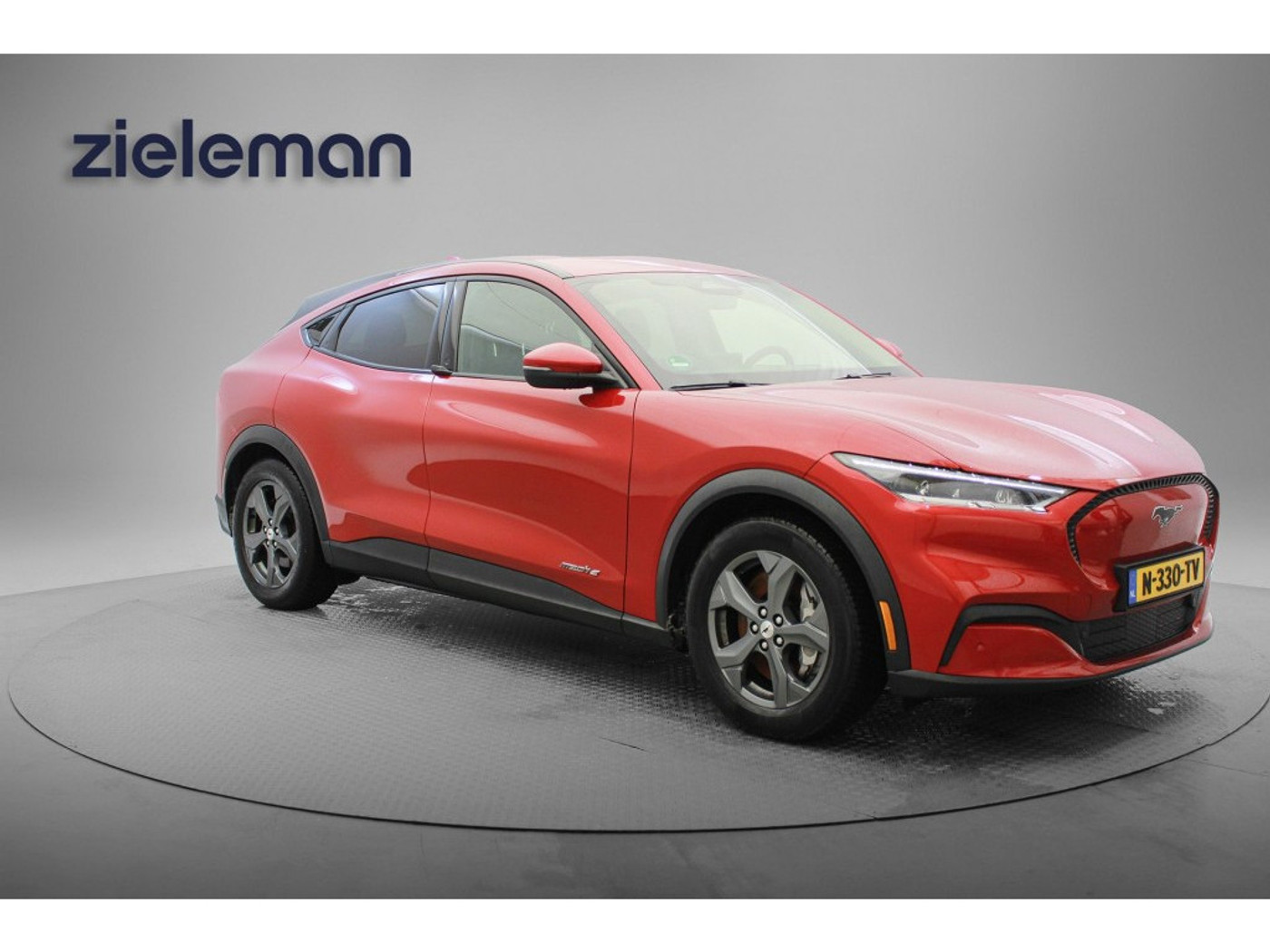 Ford Mustang Mach-e RWD 75 kWh - Carplay, Navi, Camera, Cruise, Leer, Stoel/Stuur Verw. SOH 94% GERESERVEERD!!! 2021 - voorkant