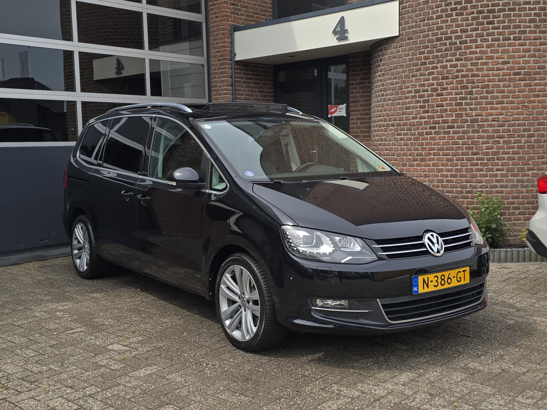 Volkswagen Sharan 2.0 TSI Highline 7p. Pano |Leer |DSG 2013 - voorkant