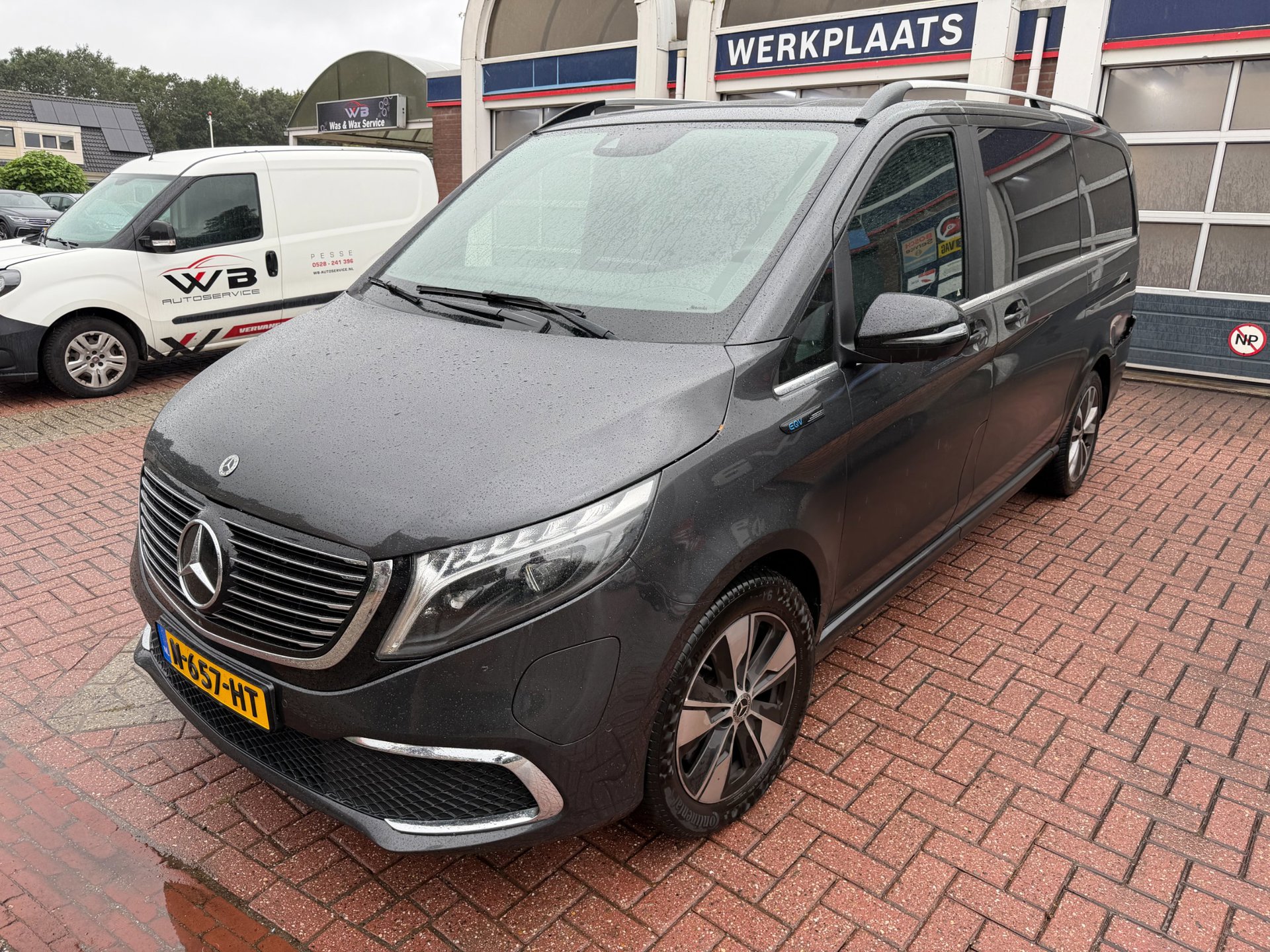 Foto van Mercedes-Benz Eqv