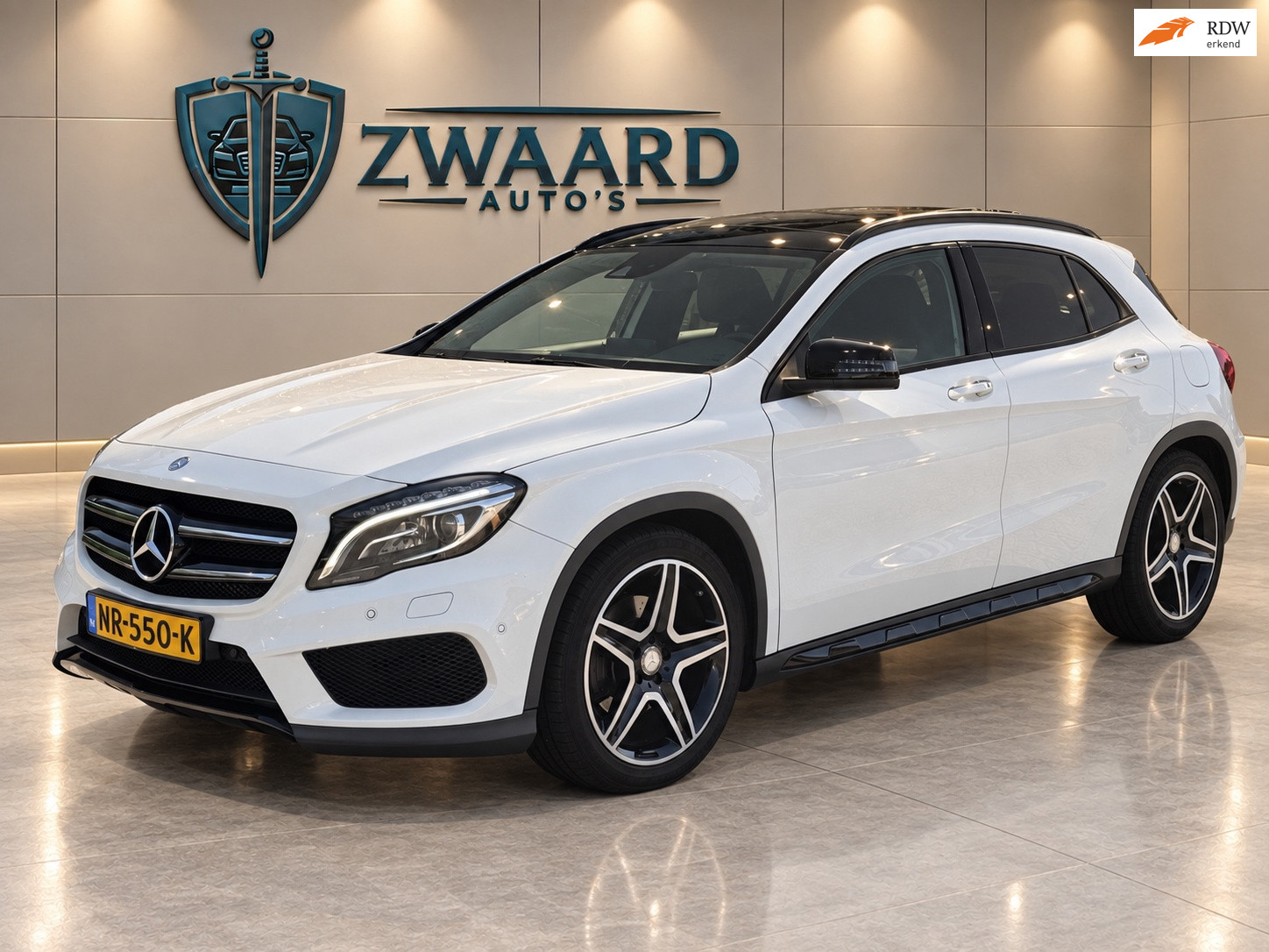 Mercedes-Benz Gla 250 4Matic 250 4Matic Prestige AMG l Panoramadak l Climate l Memory l Dynamic Select l Trekhaak l ILS l Alcantara l 2016 - voorkant