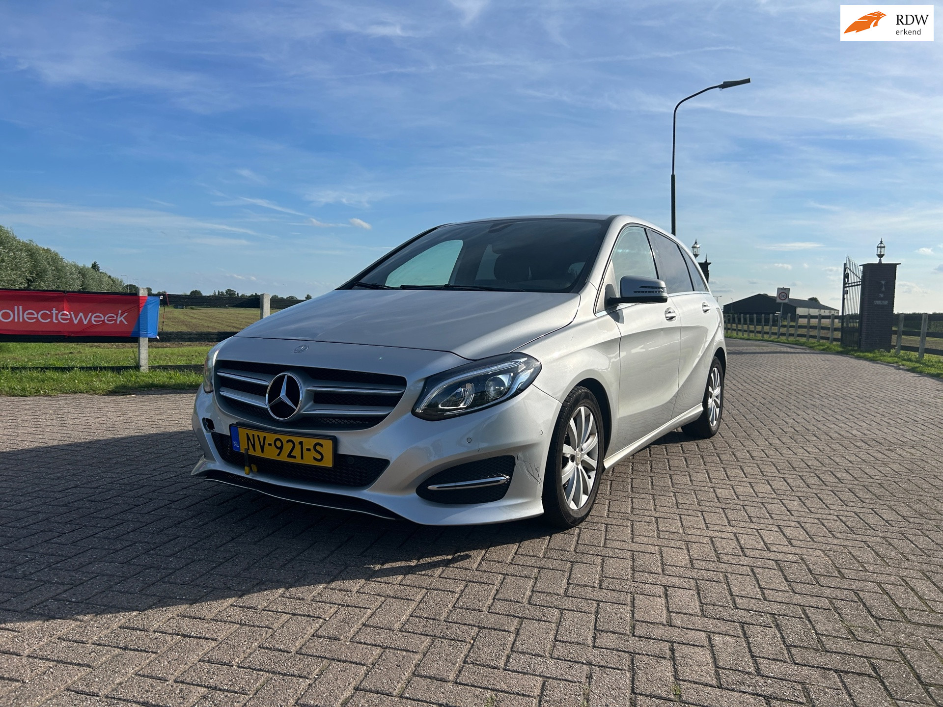 Mercedes-Benz B 180 D 180 d Business Solution 2017 Automaat 2017 - voorkant