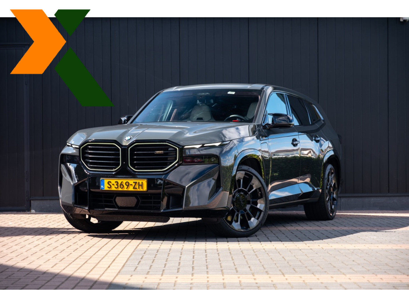 BMW XM PHEV 30 kWh V8 T 653pk High Exe | M Package | 1 eig | Org NL | Carbon | Bowers & Wilkins Diamond Sound | Individual Volleder +massage | 23“ | SportDiff | SoftClose | Adap onderstel | Stoelventilatie | 2023 - voorkant
