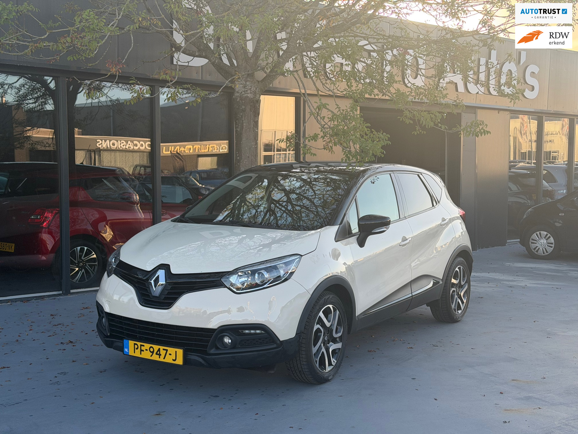 Renault Captur 1.2 TCe Helly Hansen/automaat/airco/cruise/ Trekhaak/camra/PDC achter/Dealer onderhouden/12 maanden garantie 2015 - voorkant