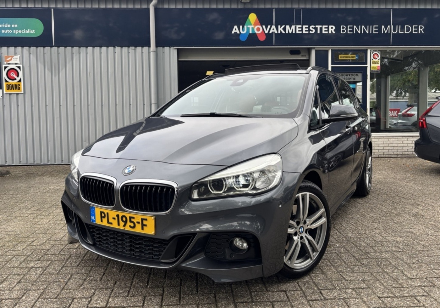 BMW 220i Active Tourer 220i High Ex. M-PAKKET / SCHUIFDAK / 107.106 KM NAP 2017 - voorkant