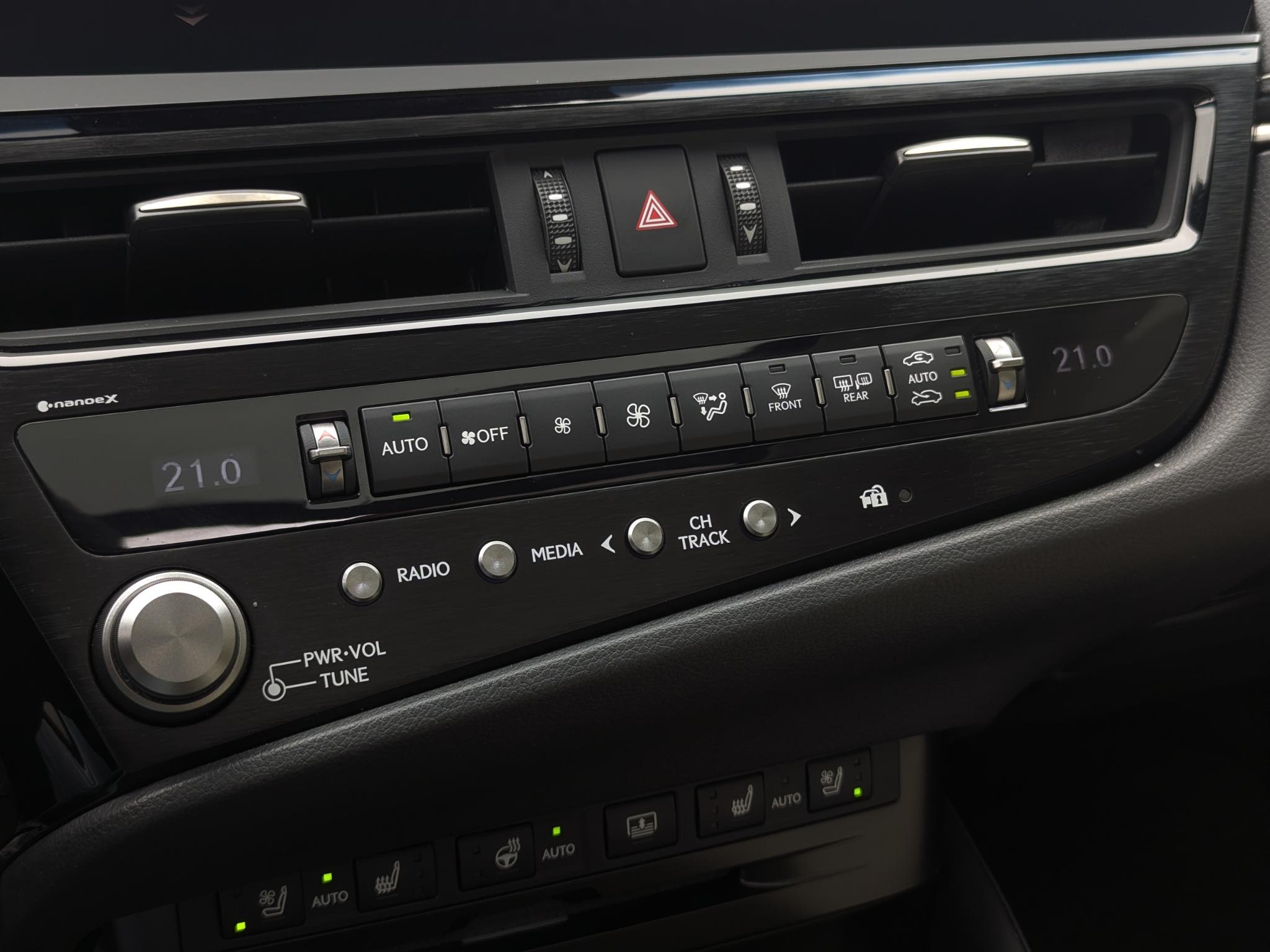 Foto van Lexus Lexus Es300h