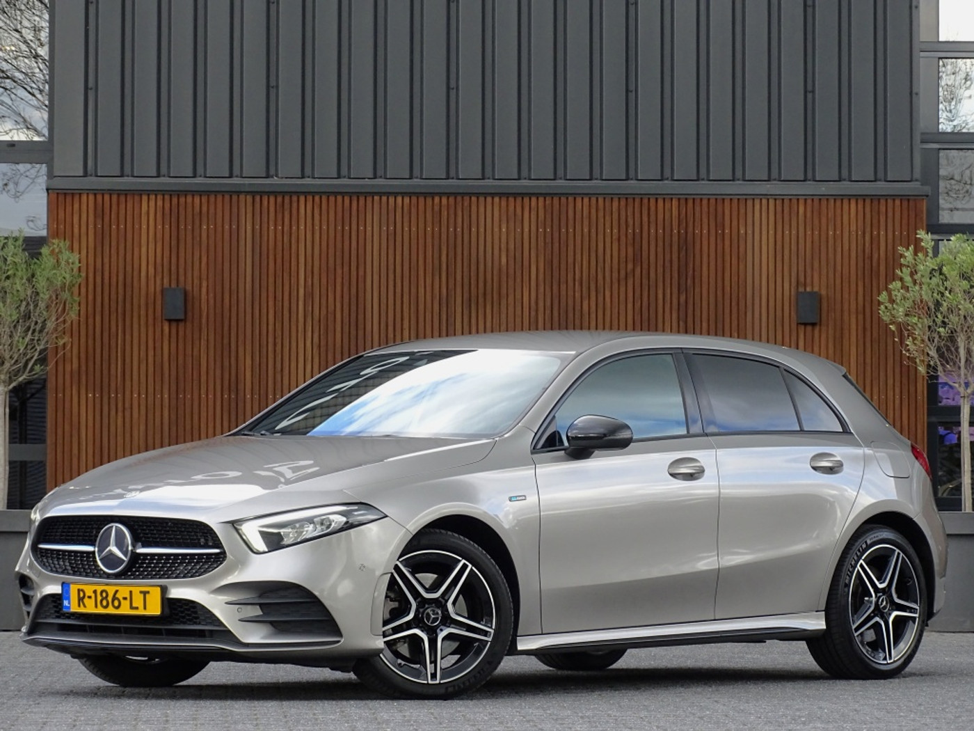 Mercedes-Benz A 250 E 250e 215PK automaat / AMG Line / 2020 / LED 2020 - voorkant