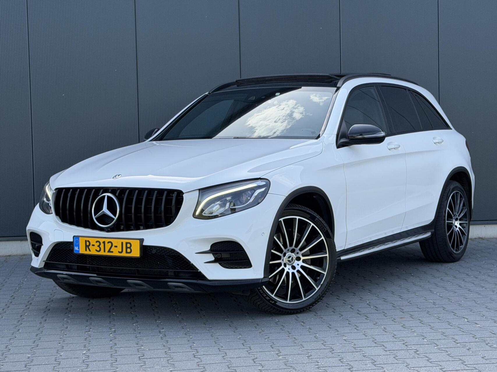 Mercedes-Benz GLC 250 4Matic 250 4MATIC Premium Plus Led - Pano - Leder -  Night Pakket 2018 - voorkant