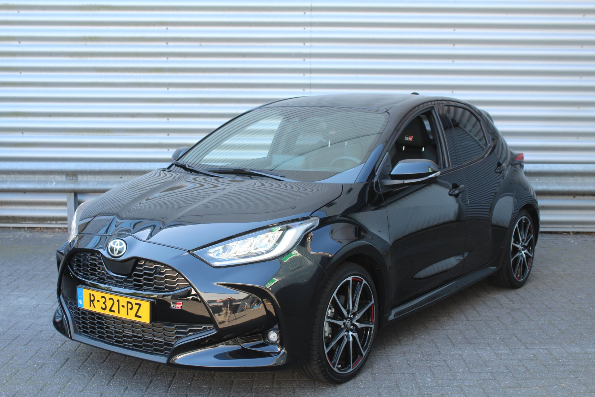 Toyota Toyota Yaris 1.5 Hybrid GR Sport AUTOMAAT Panoramadak JBL HUD NL-Auto NAP 2022 - voorkant