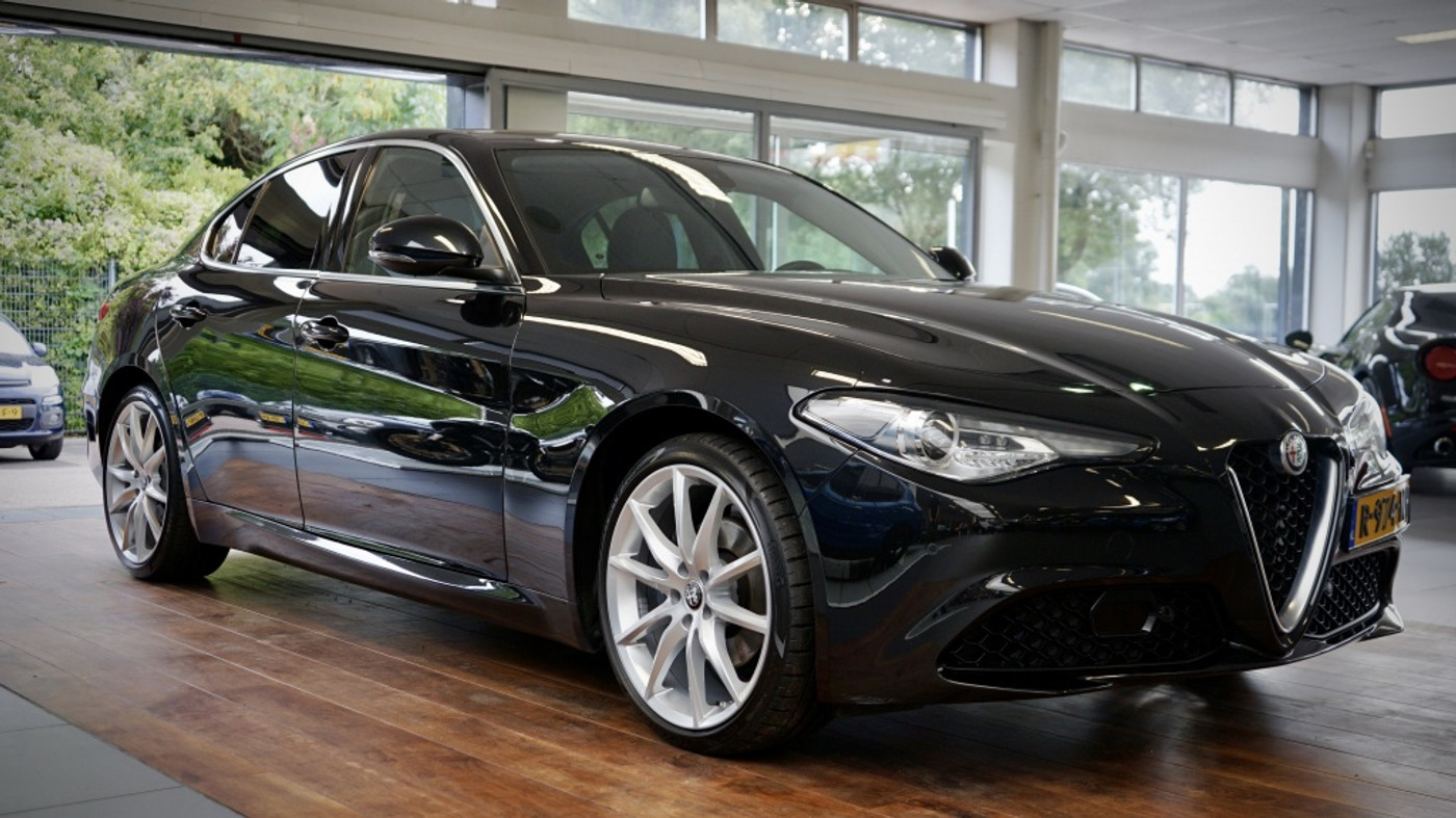 Alfa Romeo Giulia 2.0T TI | Flippers | Leer | H&K | Leder dash | Trekhaak | 2020 - voorkant