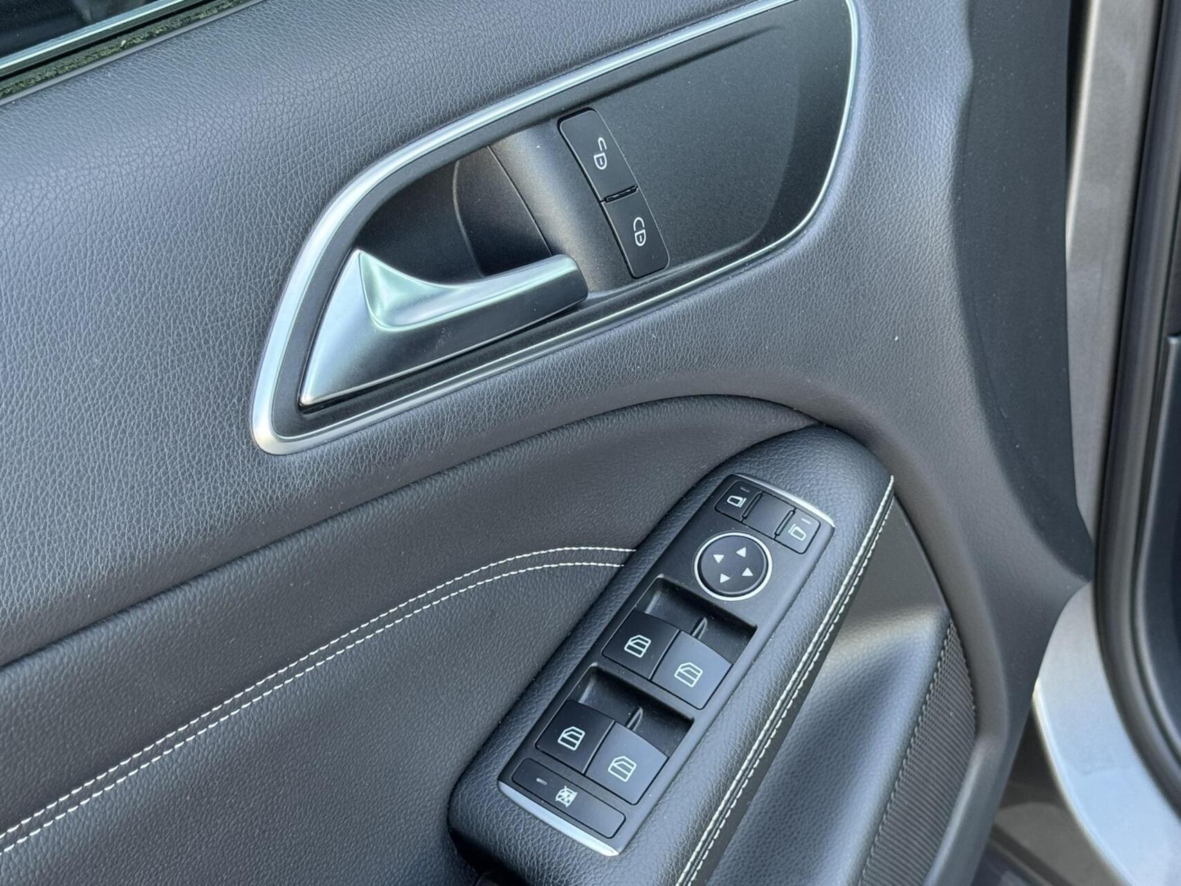 Foto van Mercedes-Benz B 180