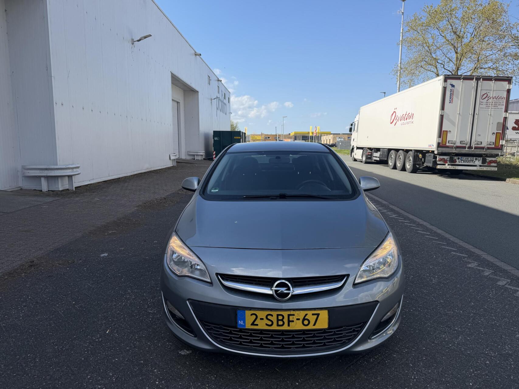 Opel Astra Notchback 1.4 Turbo Berlin 2013 - voorkant