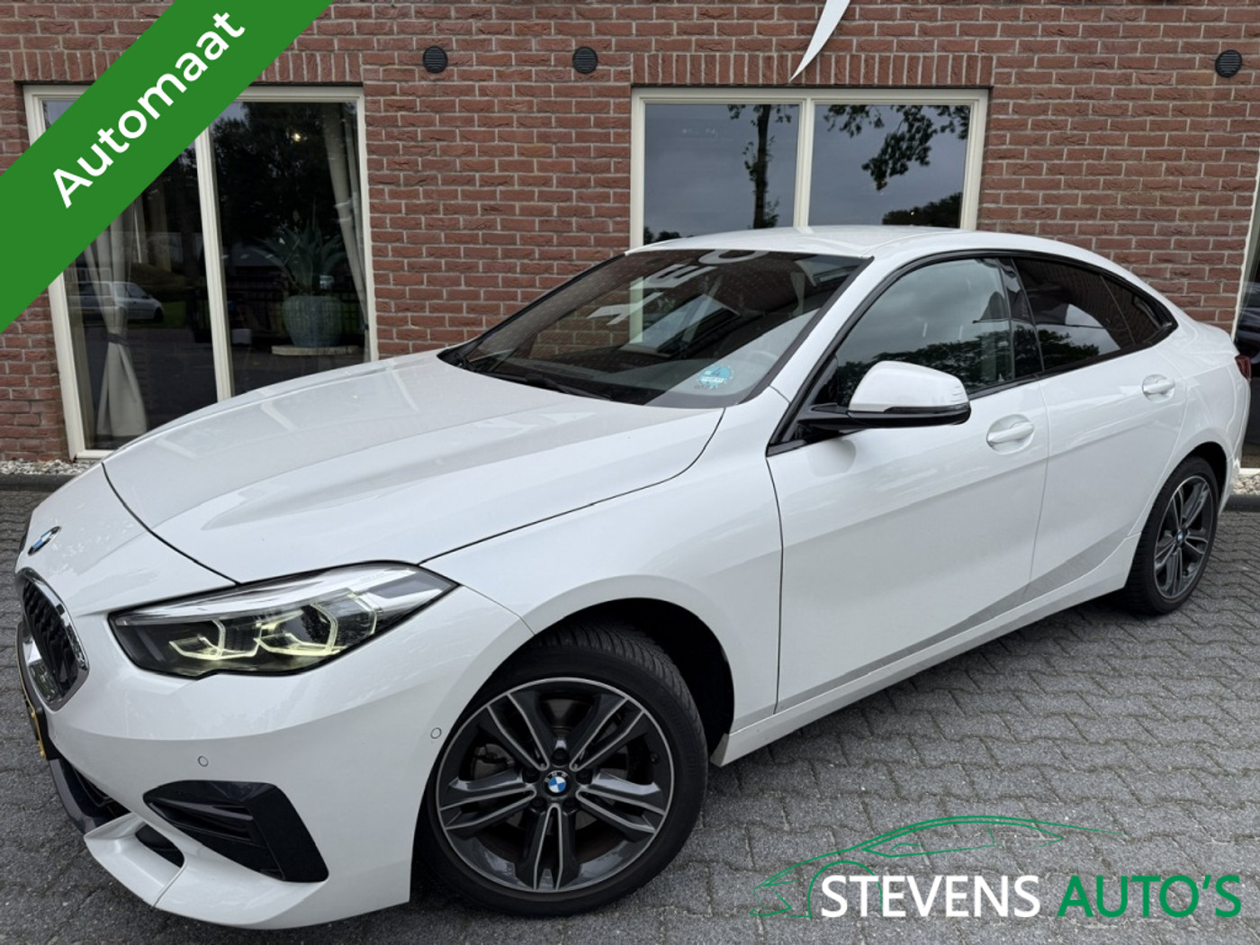 BMW 218i 218i Introduction Ed Sport CAMERA / SPORTSTOELEN / LED / CARPLAY / DAB+ 2023 - voorkant