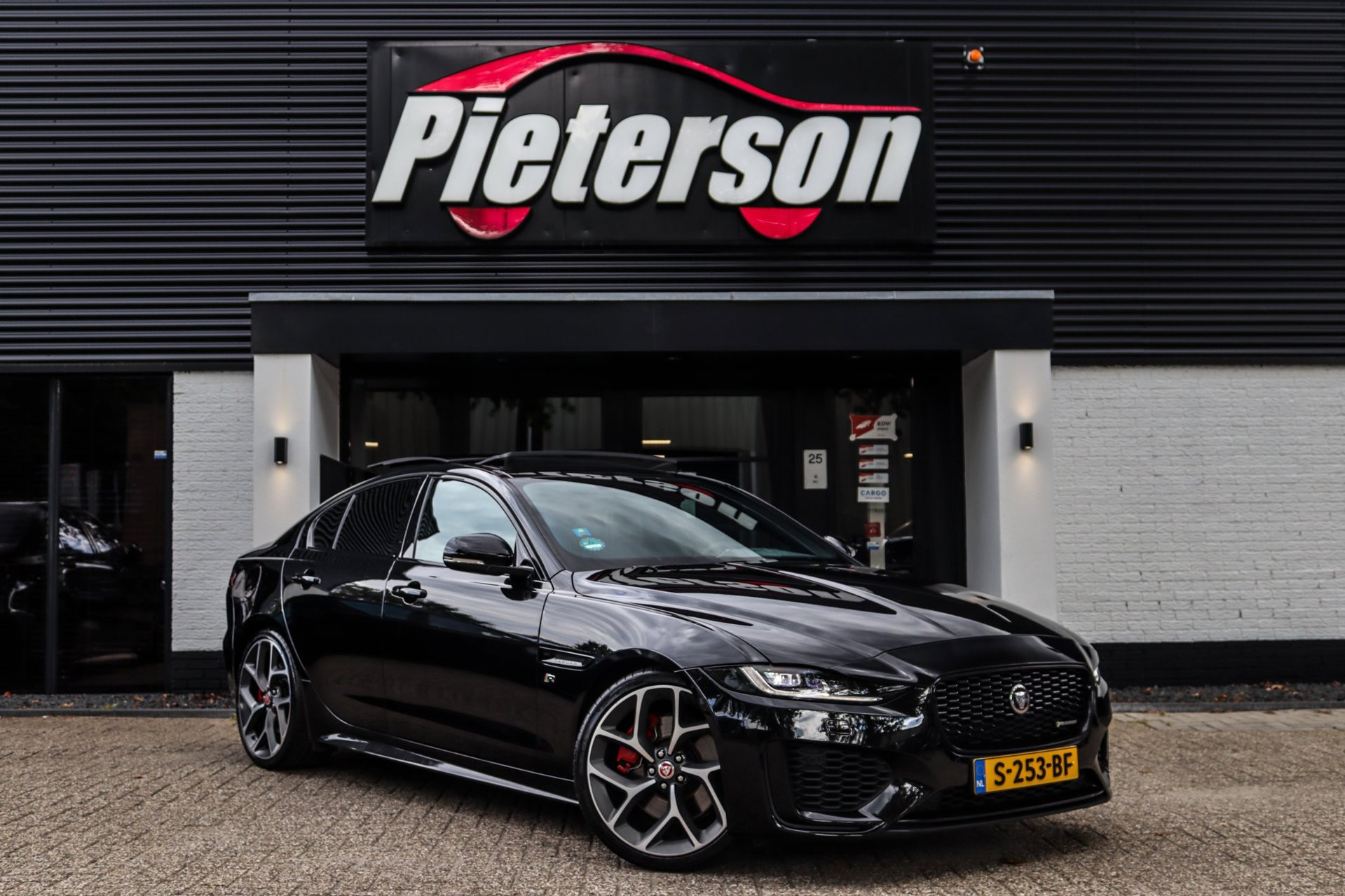 Jaguar Jaguar Xe 2.0 P250 R-Dynamic HSE PANO LEDER CAMERA VIRTUAL 2022 - voorkant