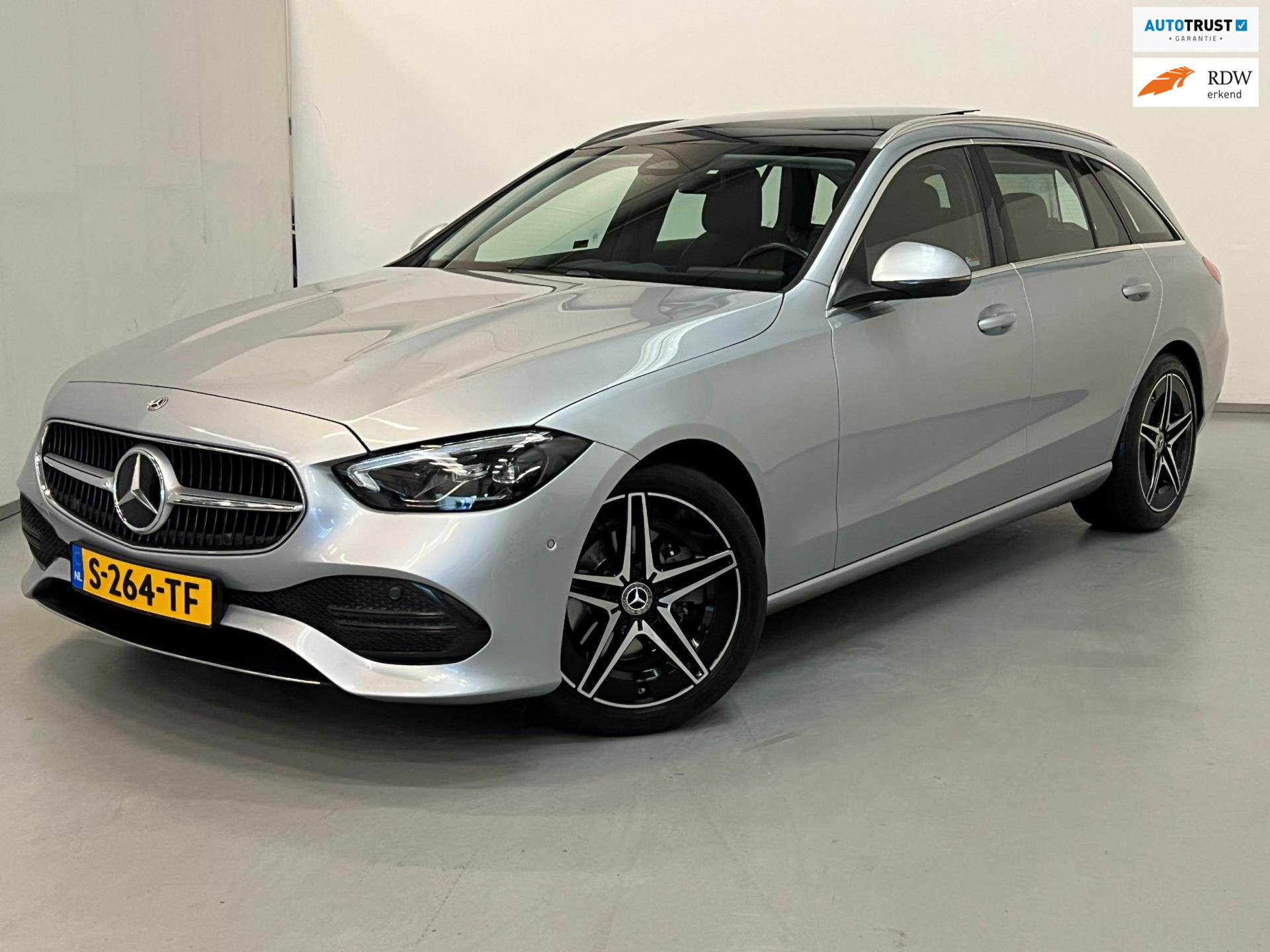 Mercedes-Benz C 220 D 220d / Pano / BTW / 18" AMG / Trekhaak 2022 - voorkant