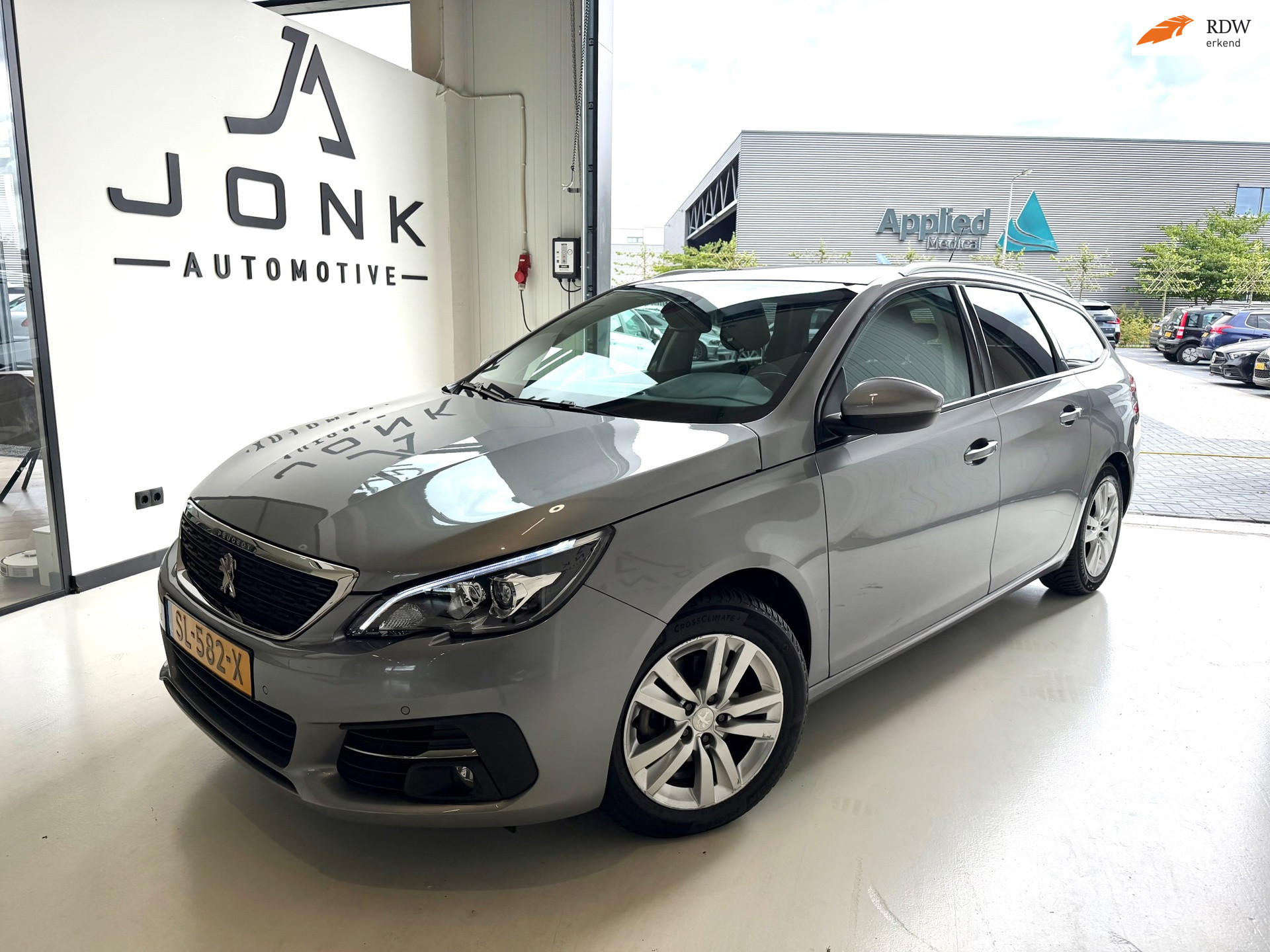 Peugeot 308 SW 1.2 PureTech Blue Lease Executive 2018 - voorkant
