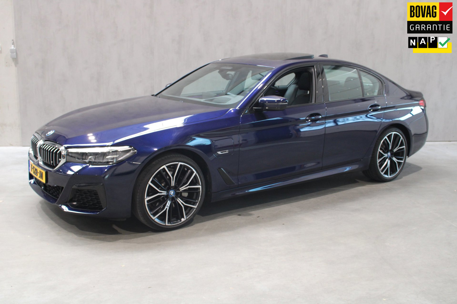 BMW 530e 530e M-Sport Plus, Full option panoramadak/19inch/Harman Kardon/Head upp NL Auto 2023 - voorkant