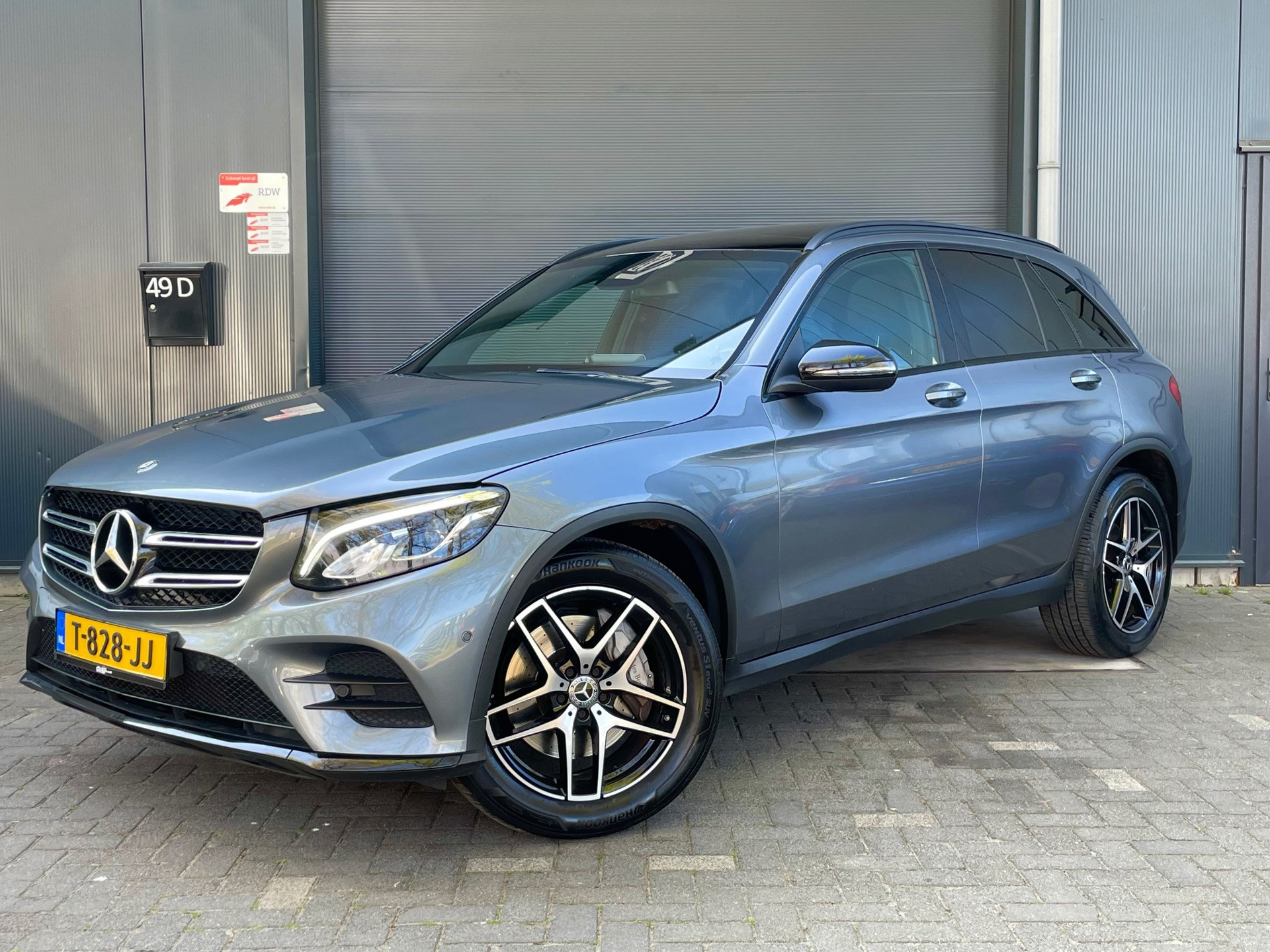 Mercedes-Benz GLC 250 4Matic 250 4MATIC Business Solution AMG BTW!! PANO LED KEYLESS BLKUETOOTH CLIMA NAVI NIGHTPAKKET 2018 - voorkant