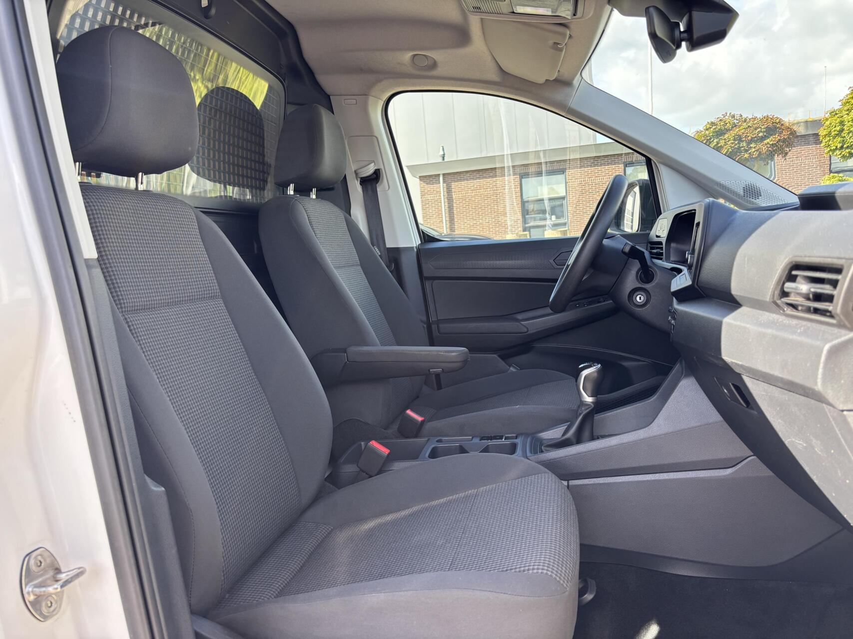 Foto van Volkswagen Caddy Modified Partition Wall