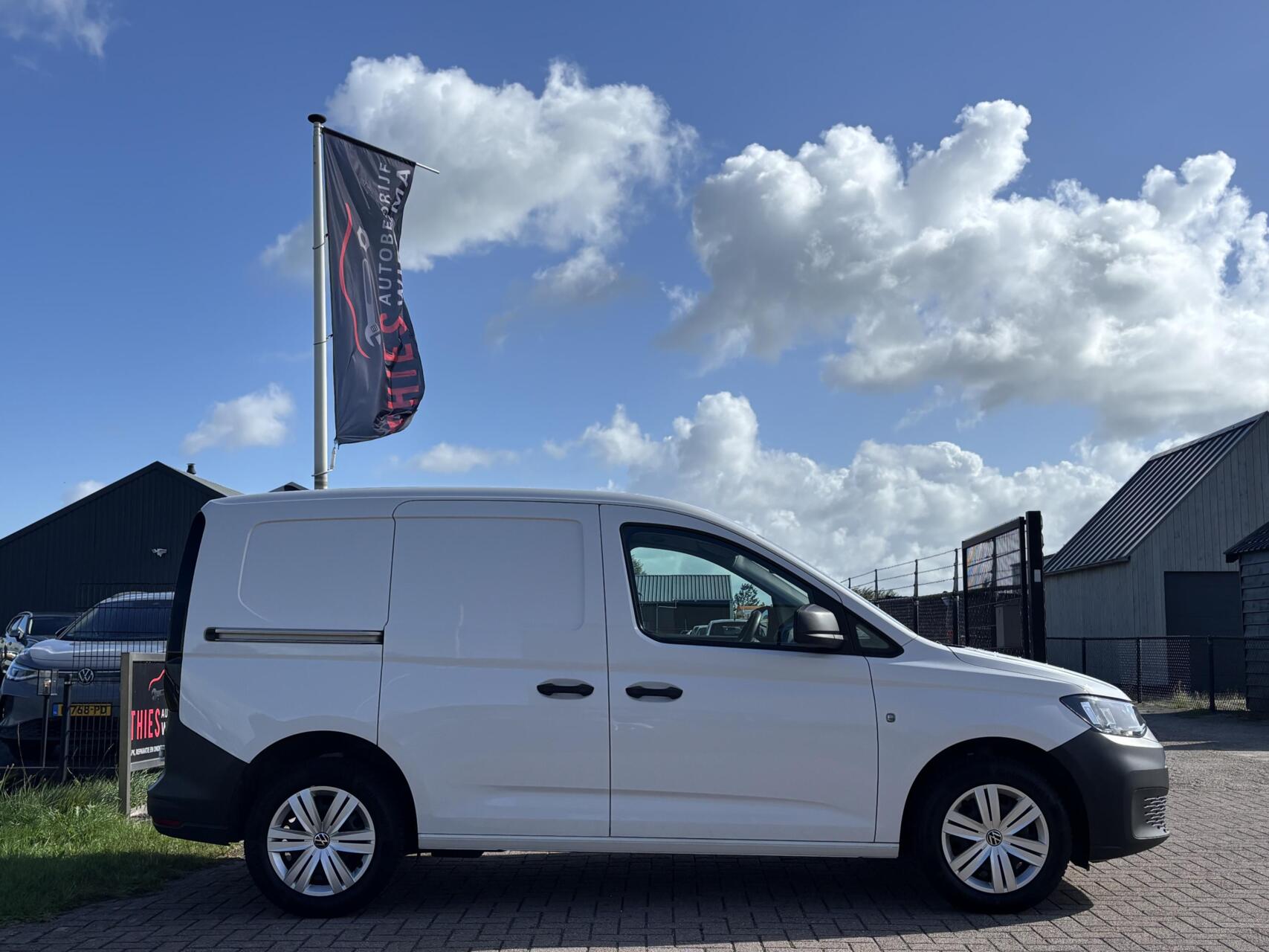 Foto van Volkswagen Caddy Modified Partition Wall