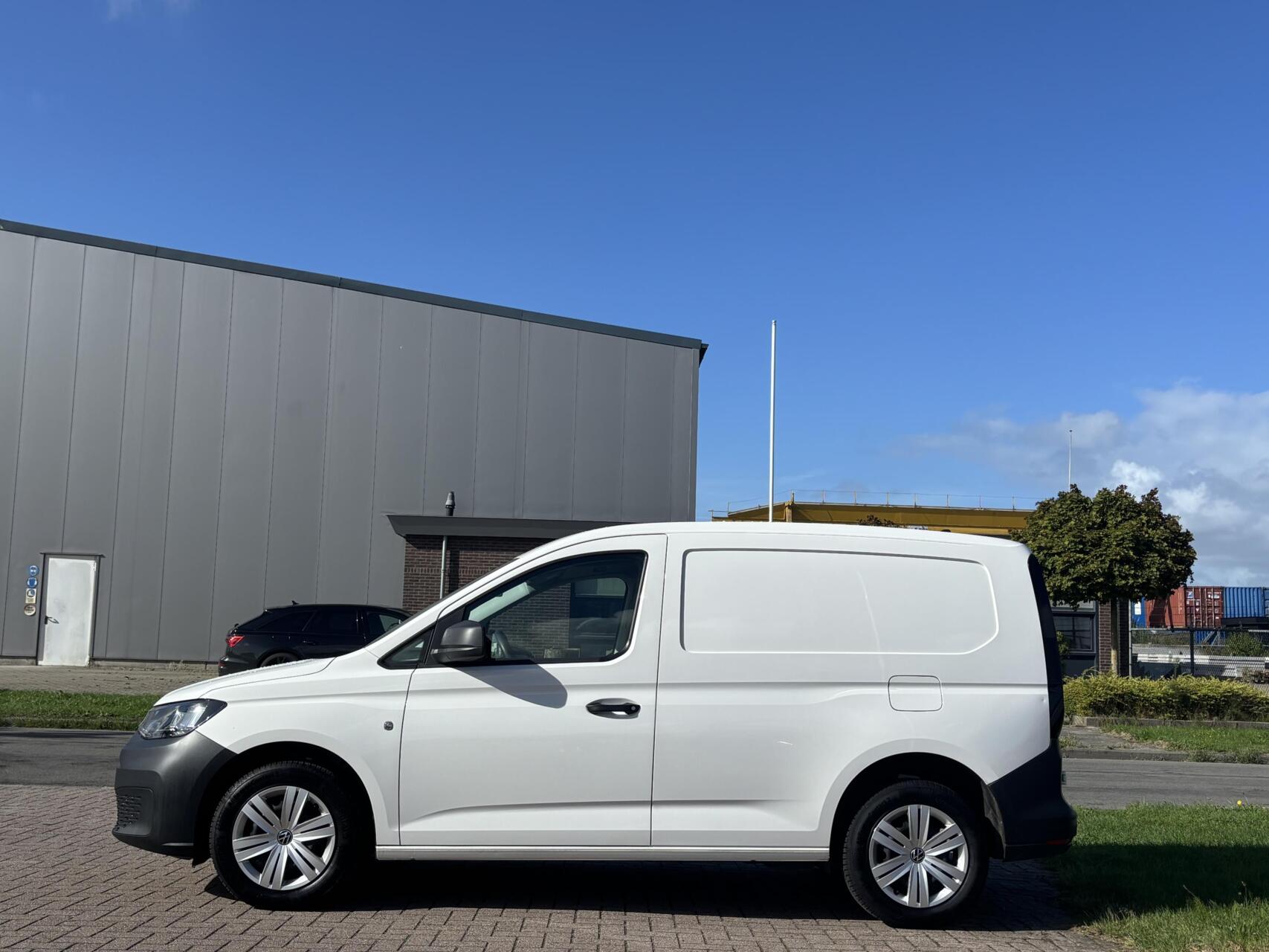 Foto van Volkswagen Caddy Modified Partition Wall