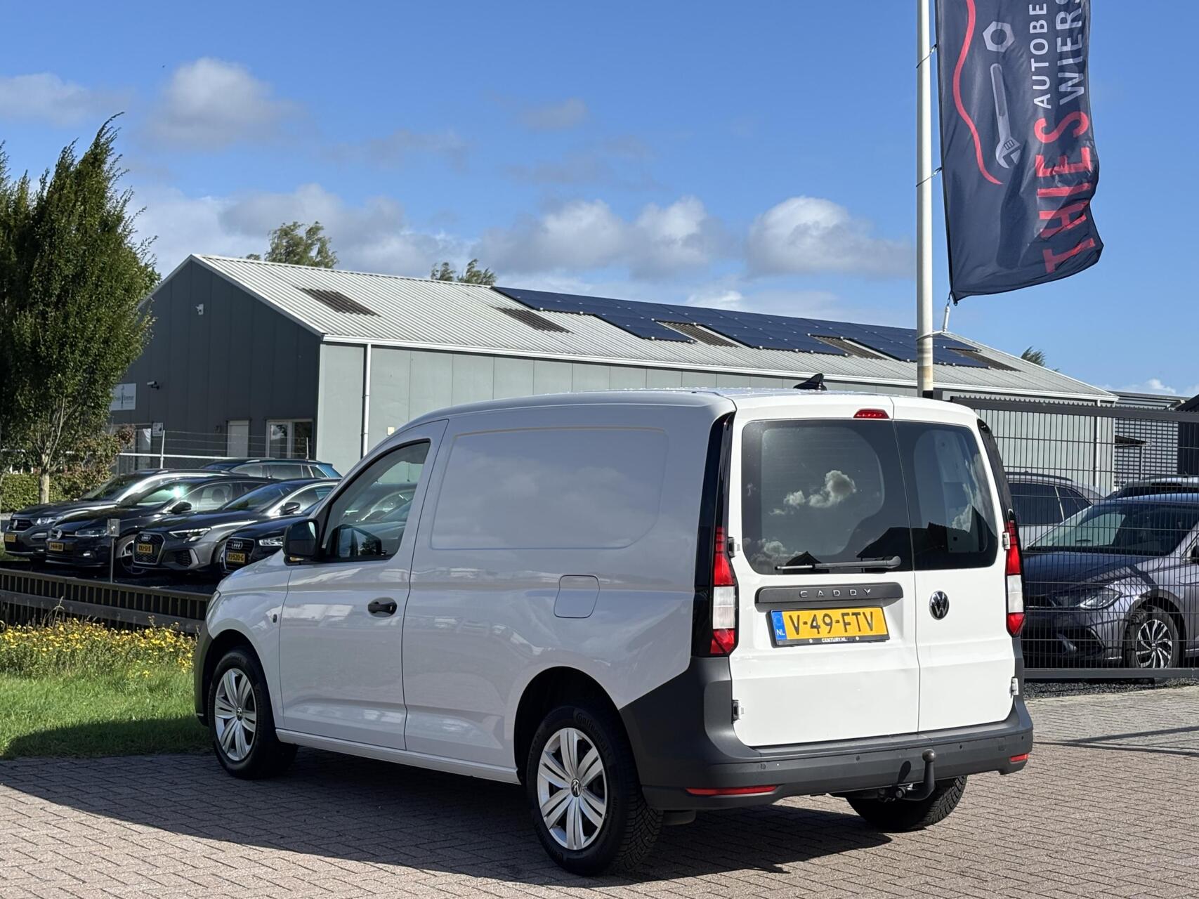 Foto van Volkswagen Caddy Modified Partition Wall