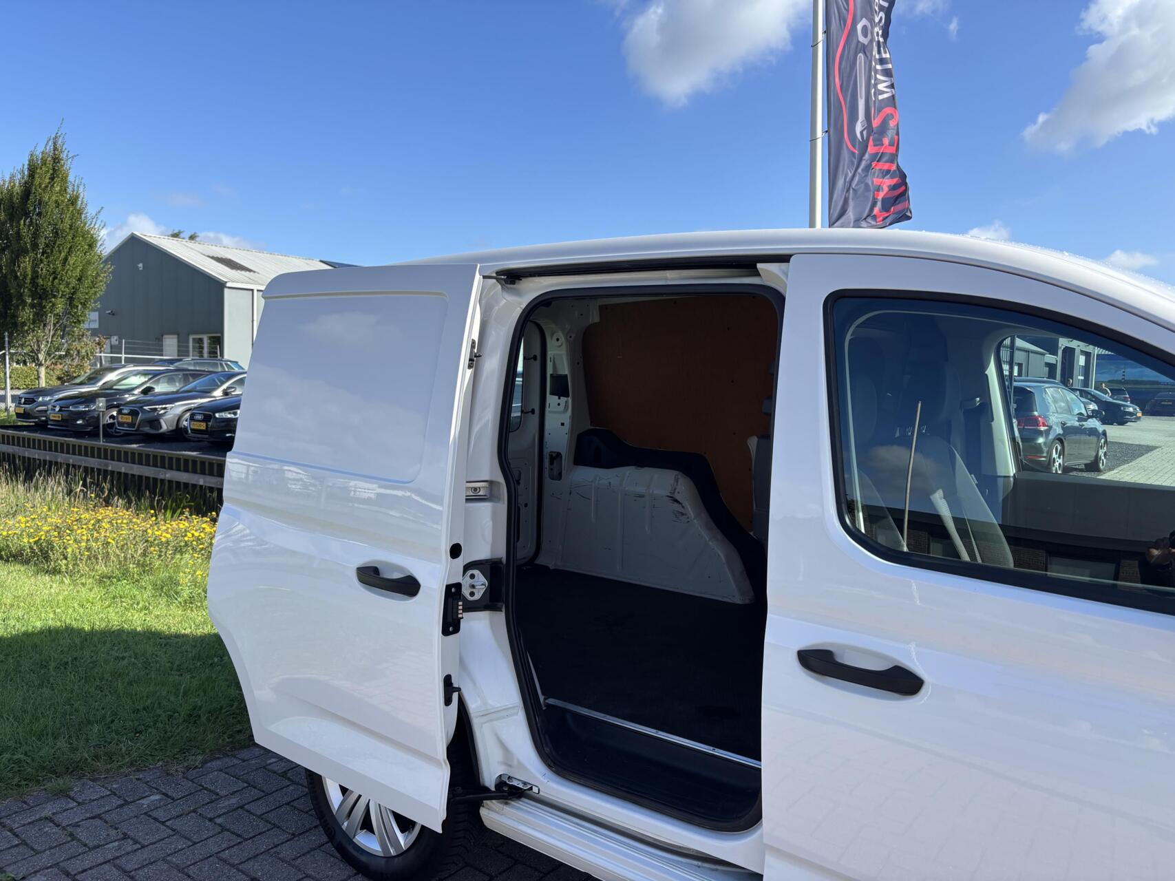 Foto van Volkswagen Caddy Modified Partition Wall
