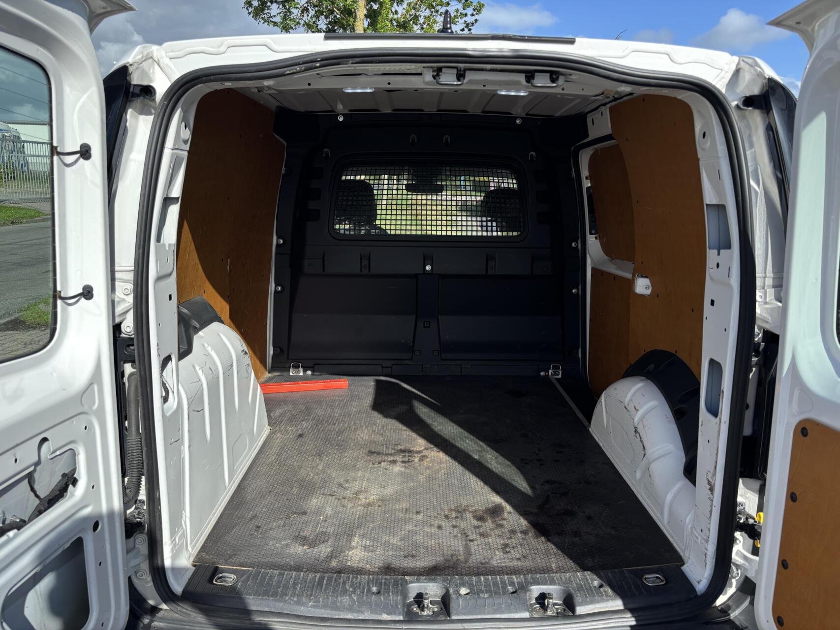 Foto van Volkswagen Caddy Modified Partition Wall