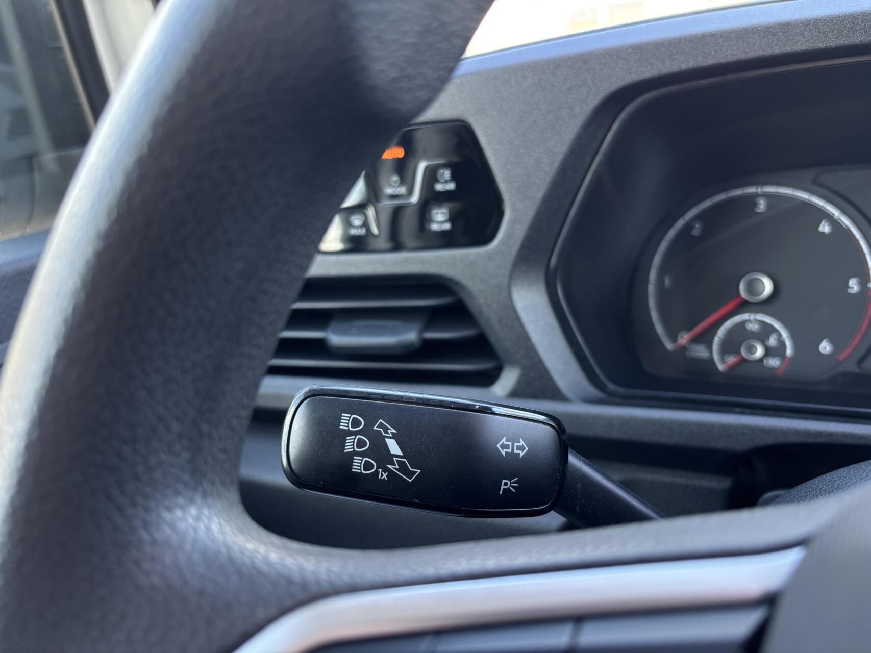 Foto van Volkswagen Caddy Modified Partition Wall